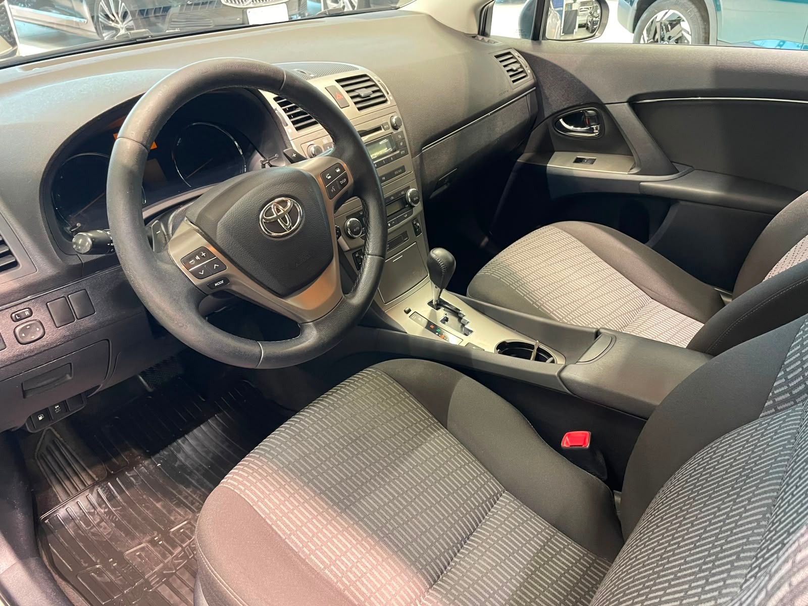 TOYOTA Avensis 2010