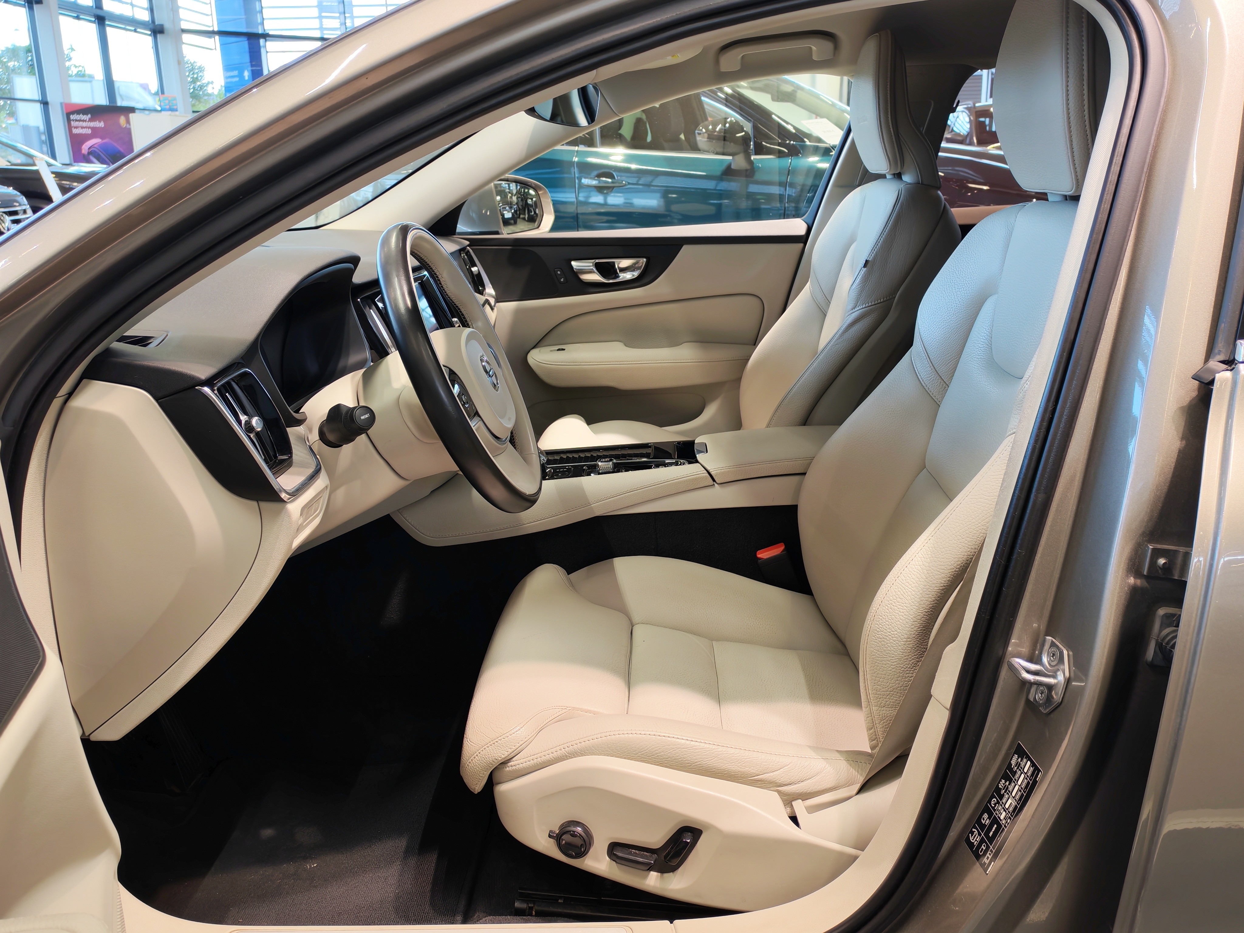 VOLVO V60 2020