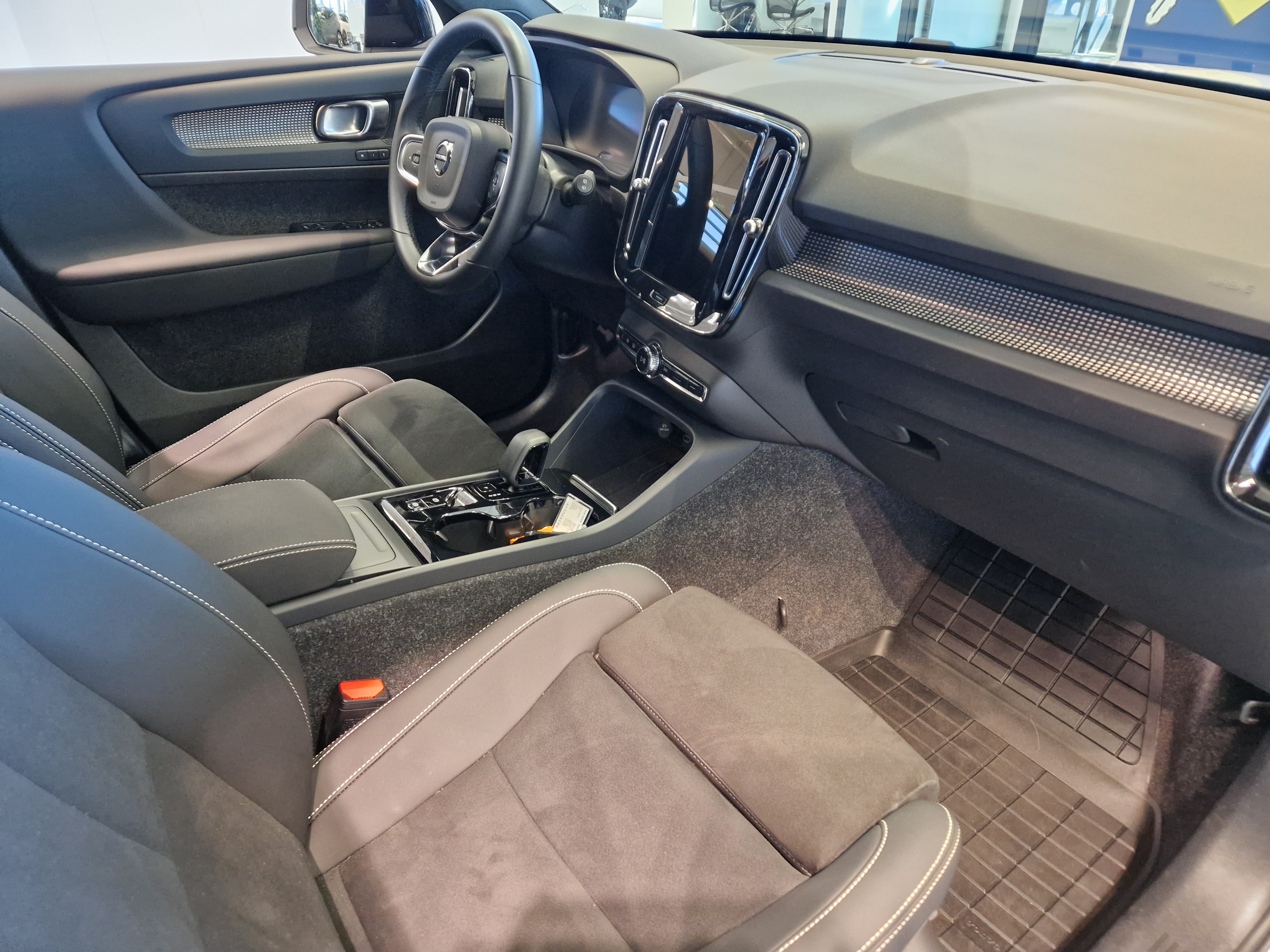 VOLVO XC40 2024