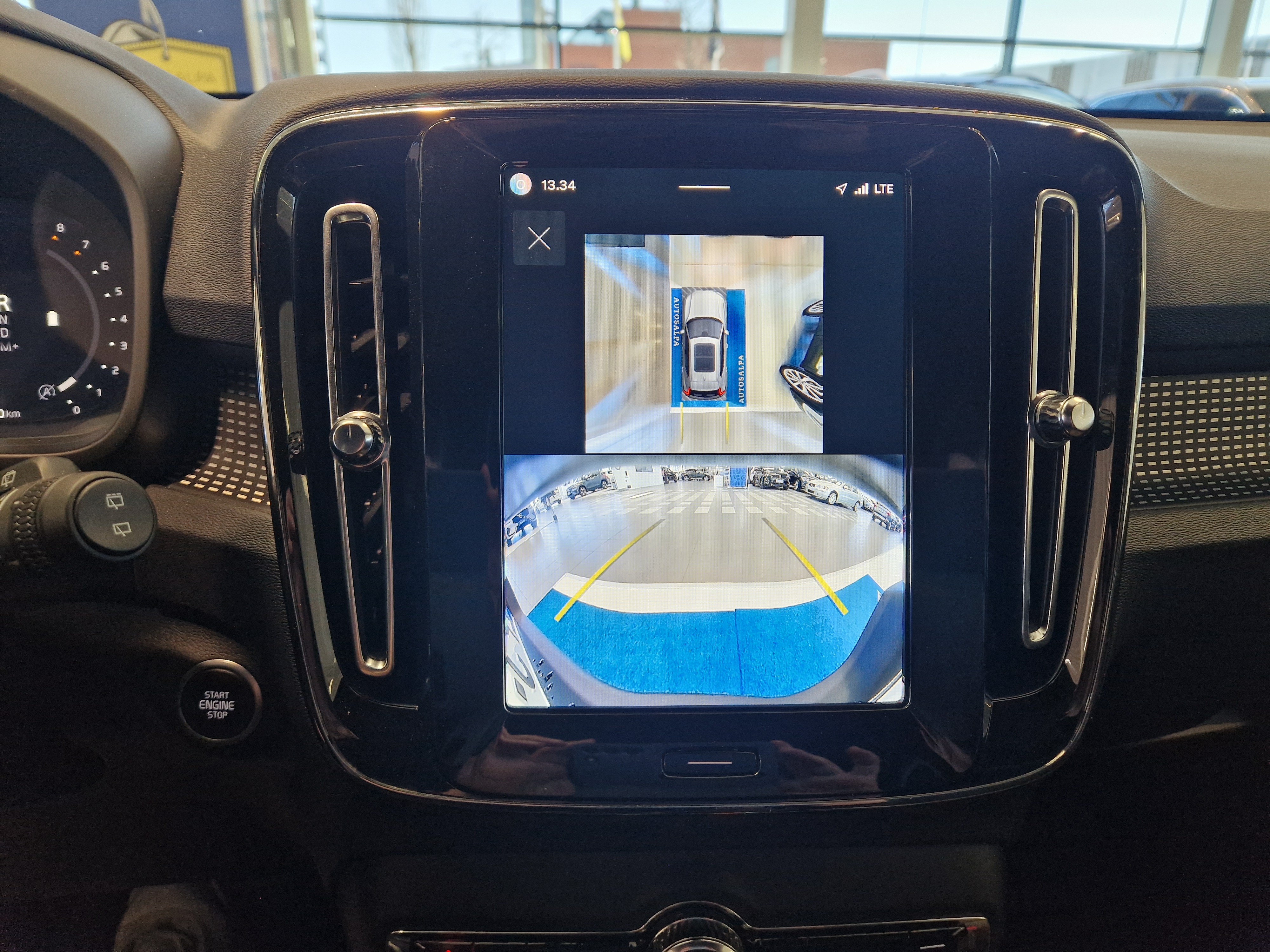 VOLVO XC40 2024