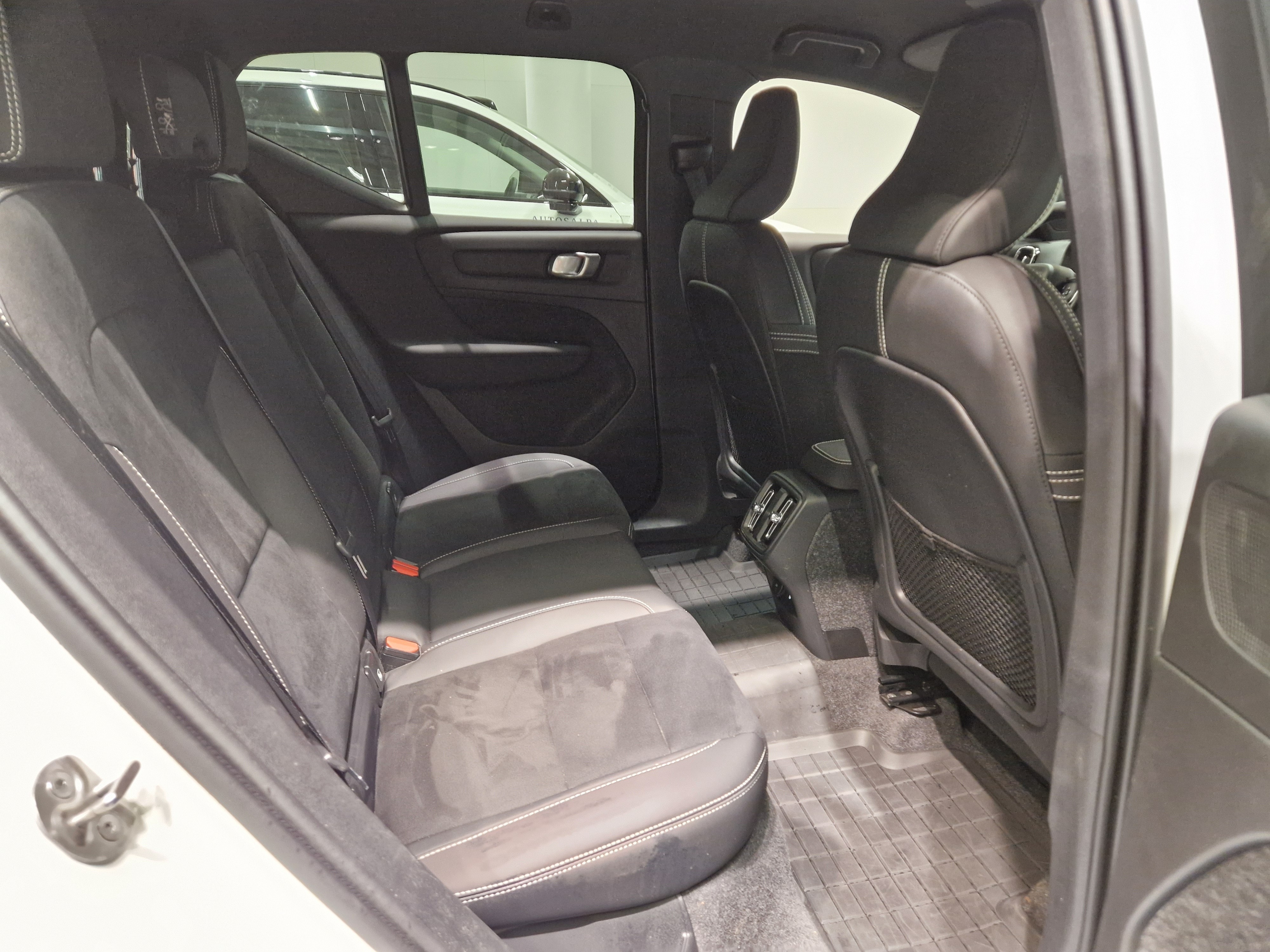 VOLVO XC40 2024