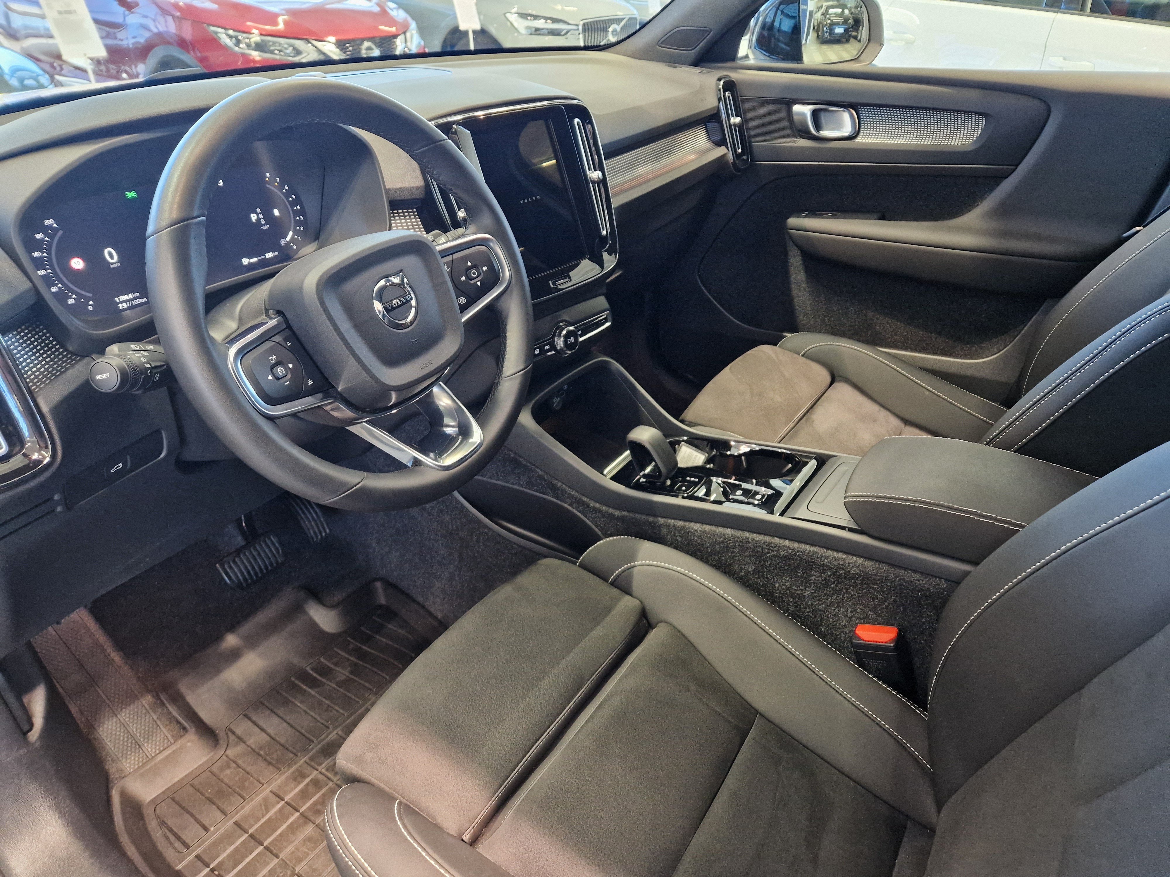 VOLVO XC40 2024