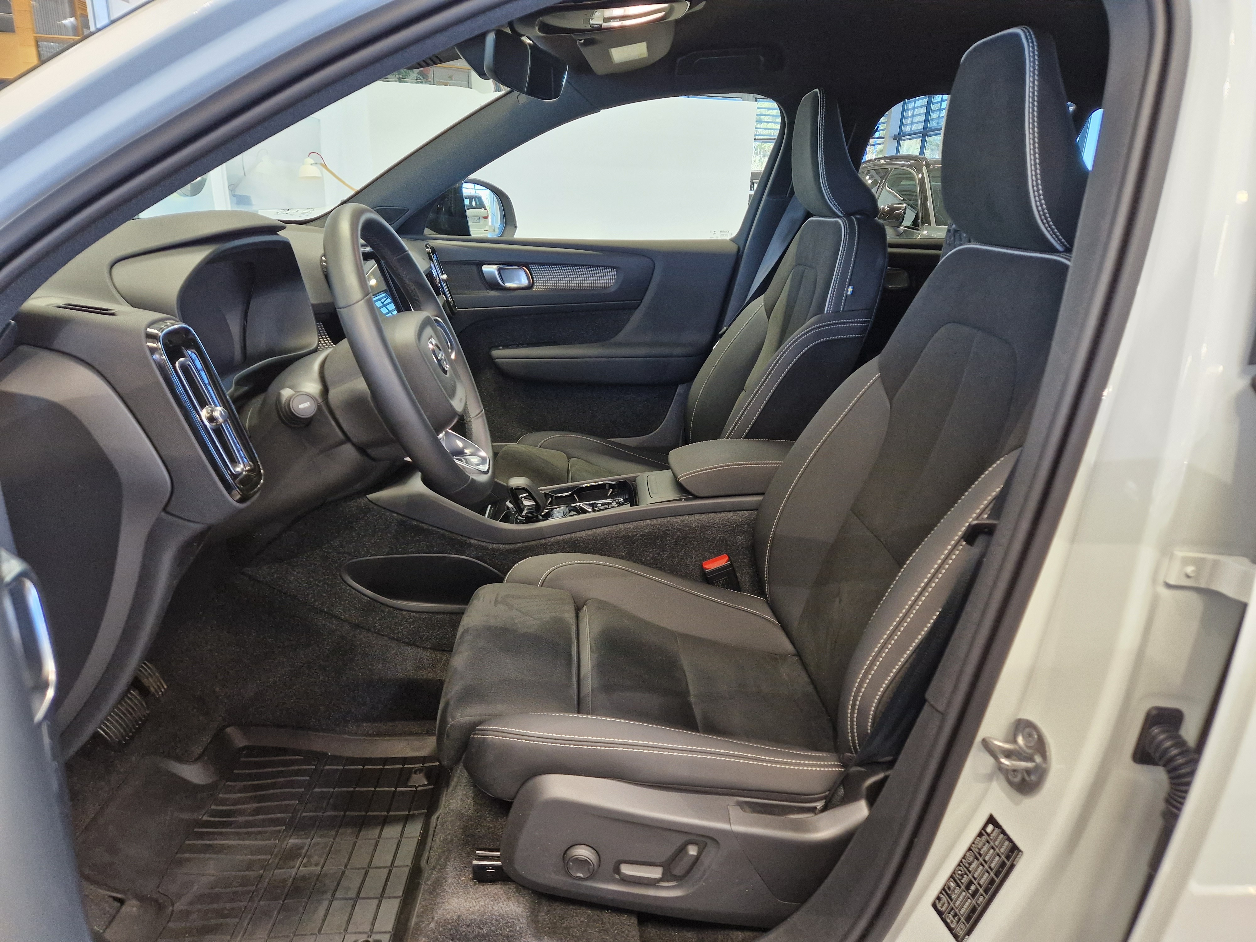 VOLVO XC40 2024
