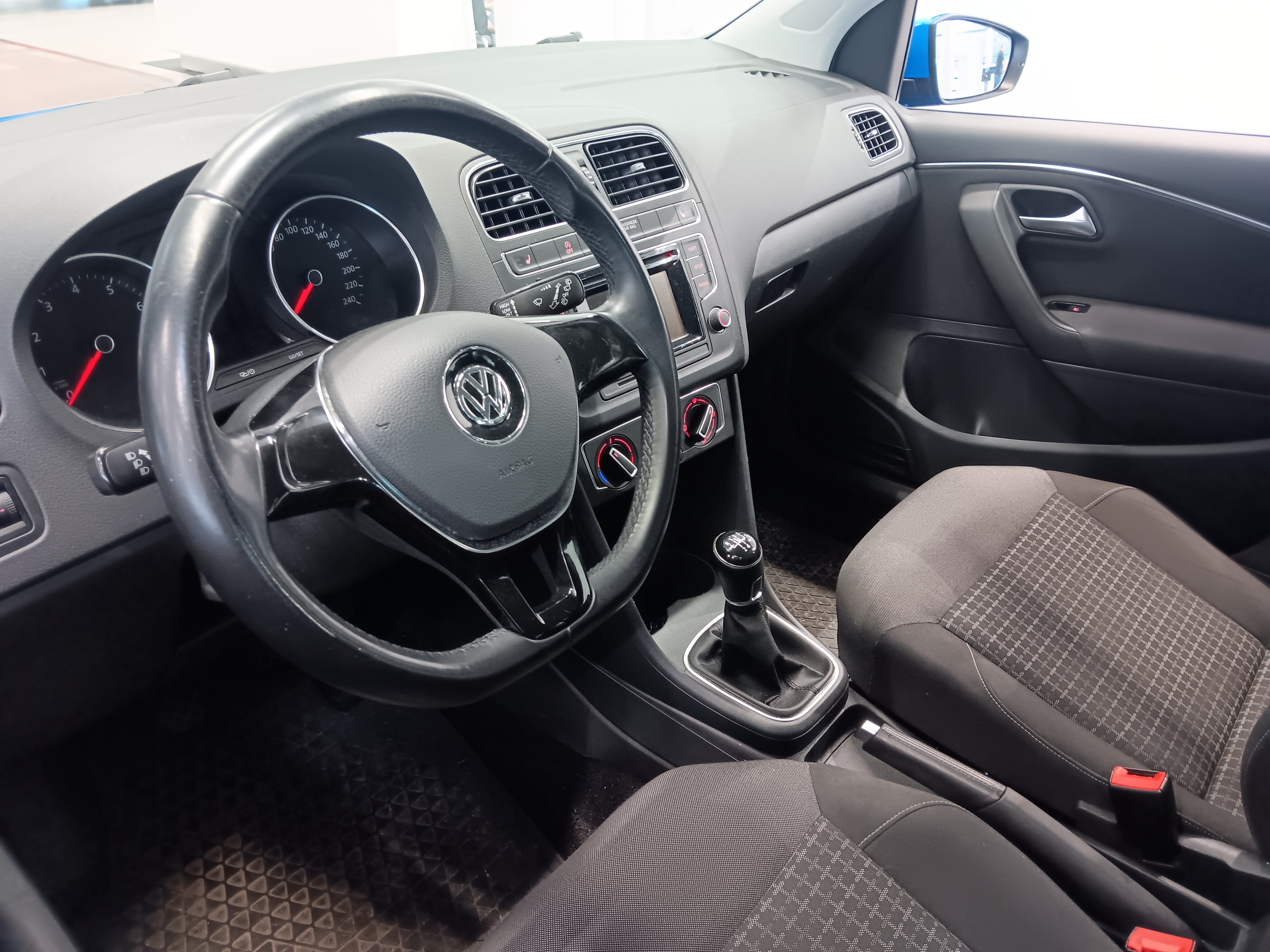 VOLKSWAGEN Polo 2015