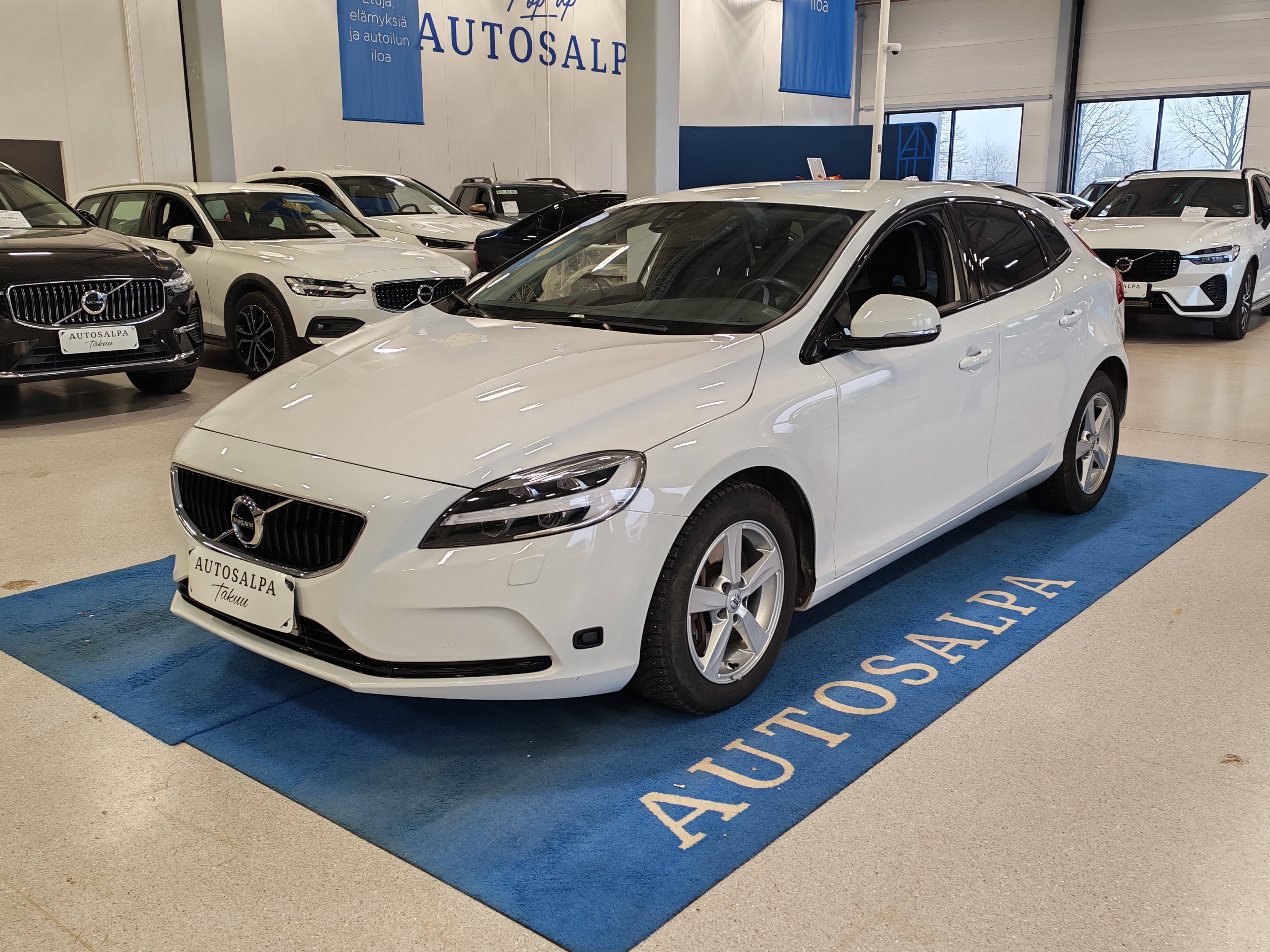 VOLVO V40 2019
