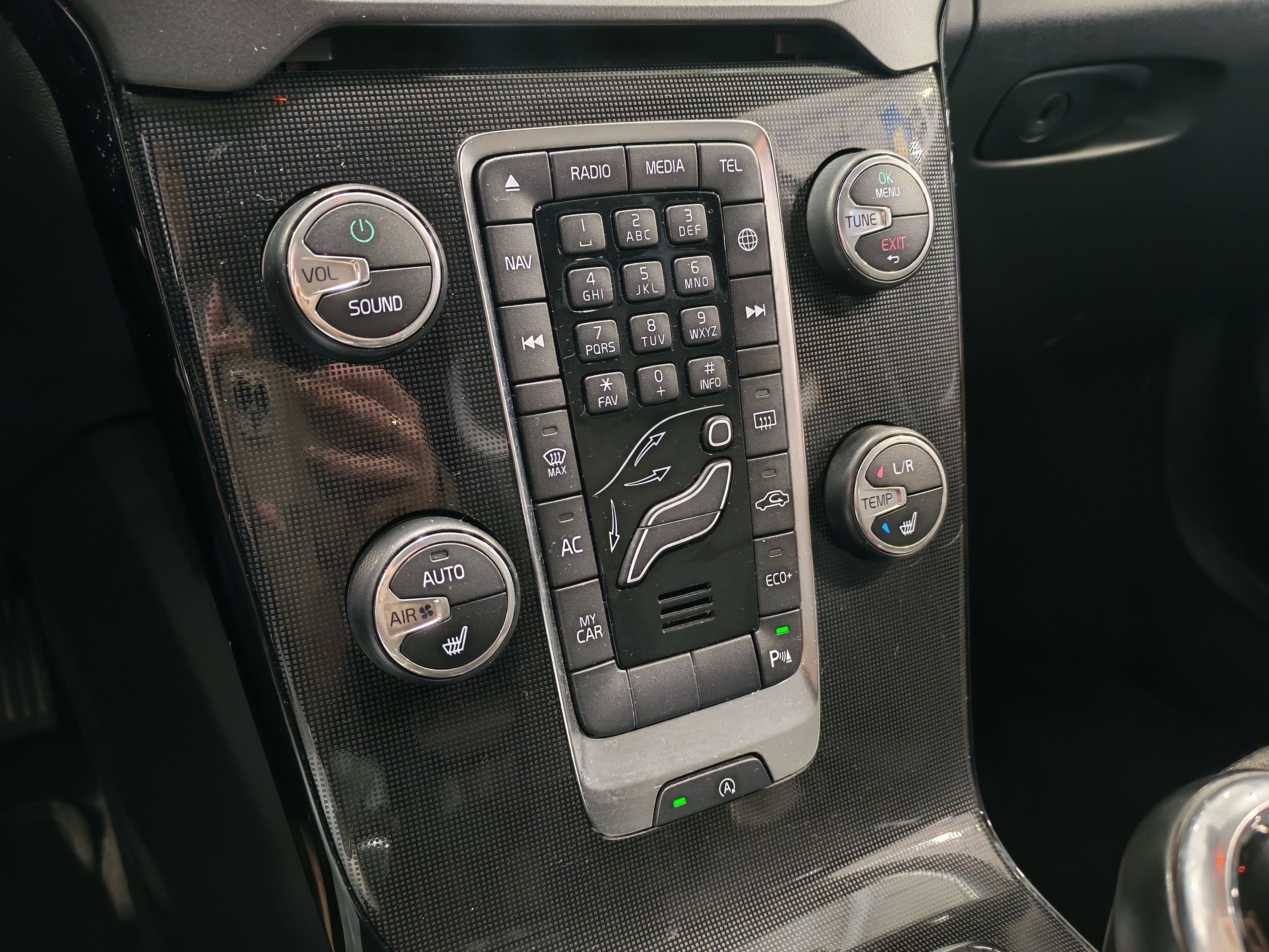 VOLVO V40 2019