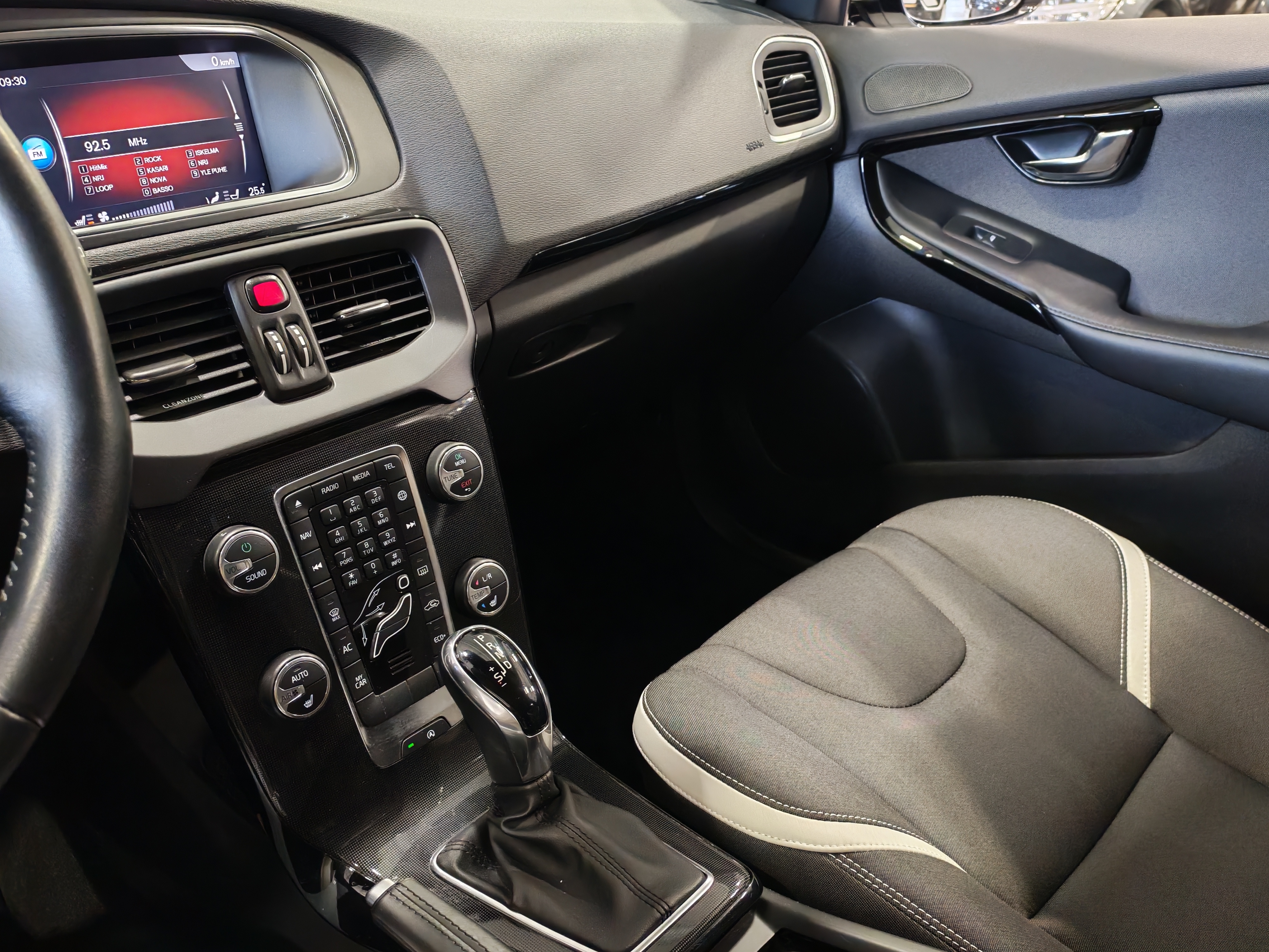 VOLVO V40 2019