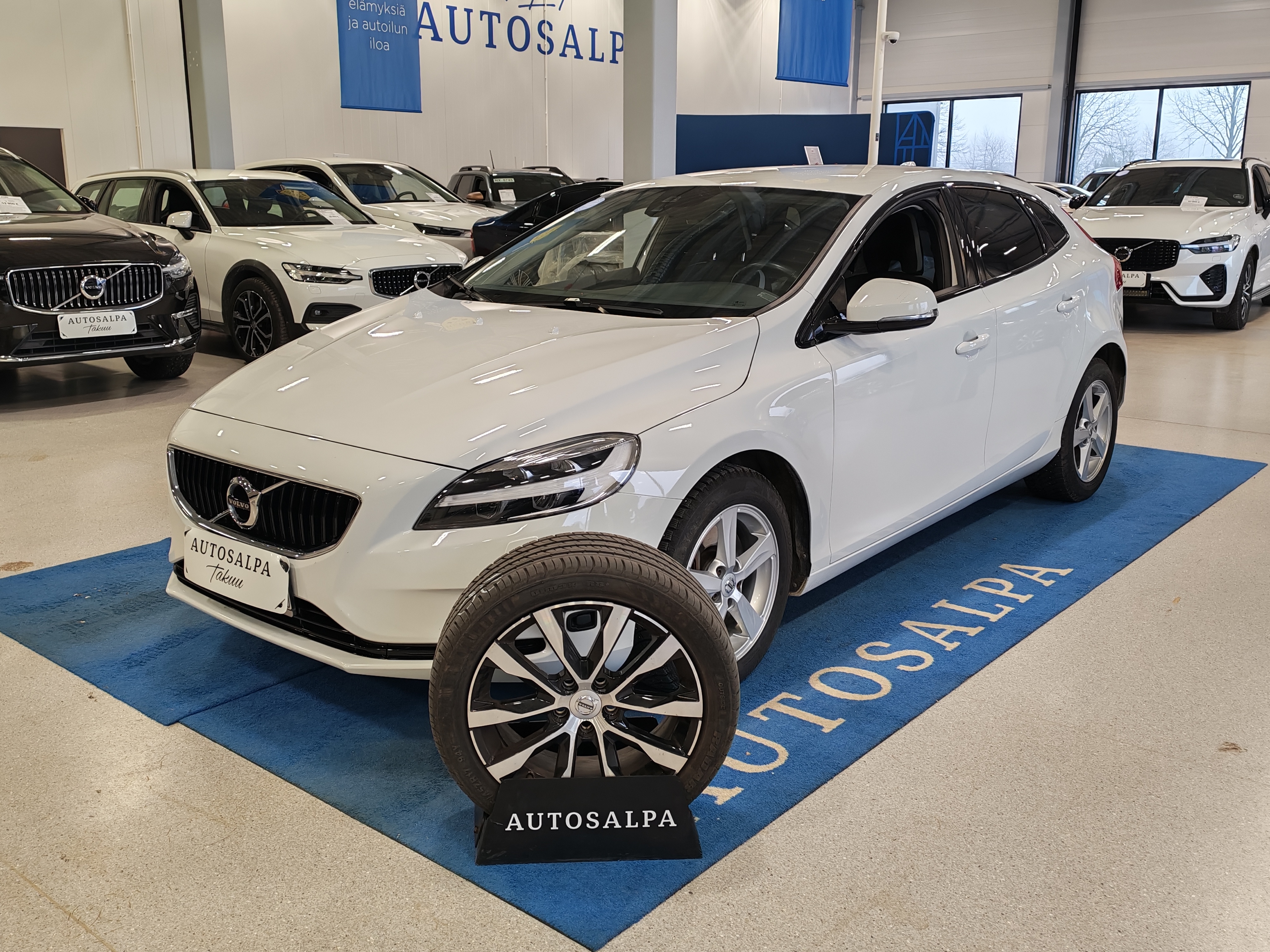 VOLVO V40 2019