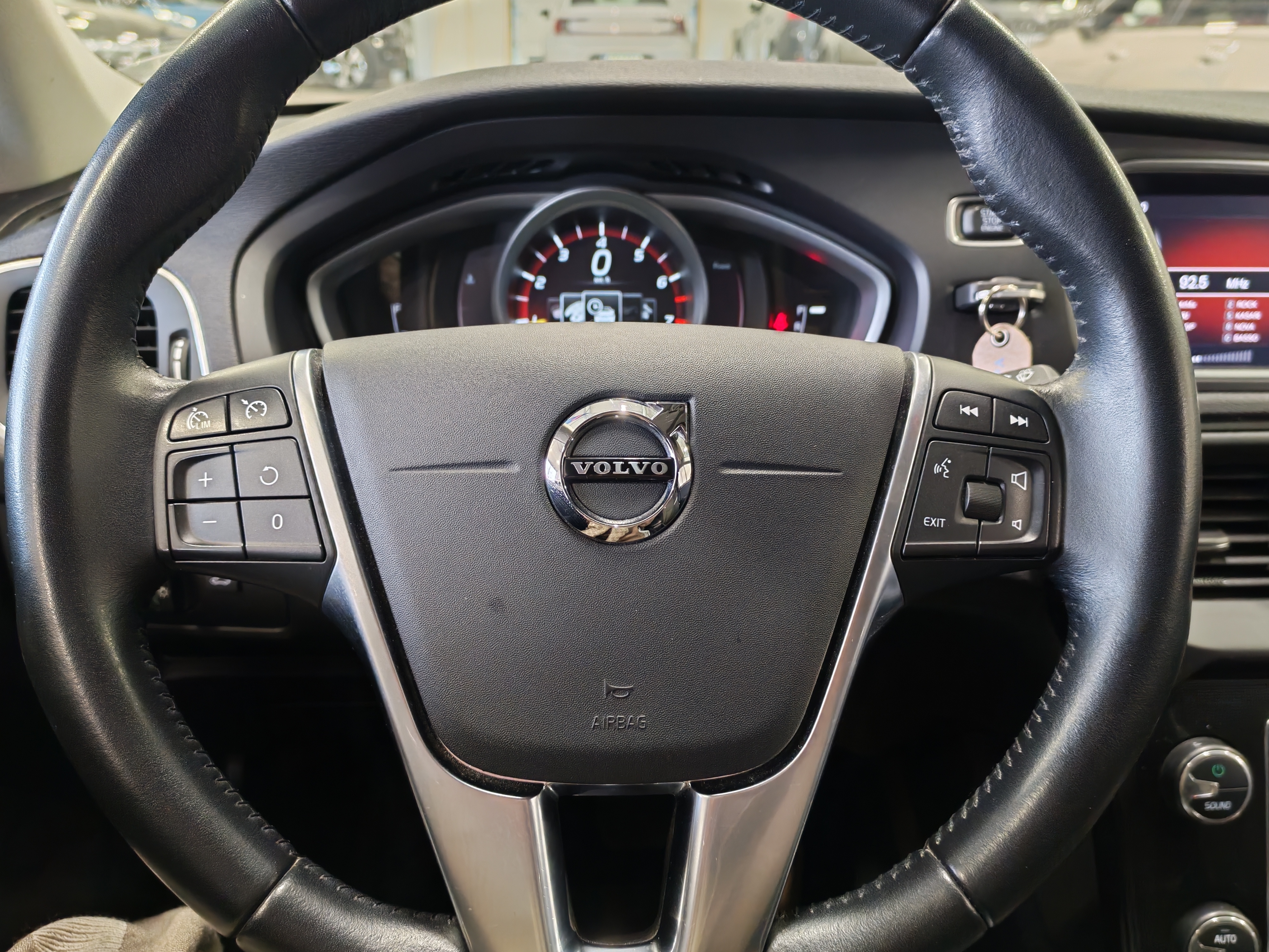 VOLVO V40 2019