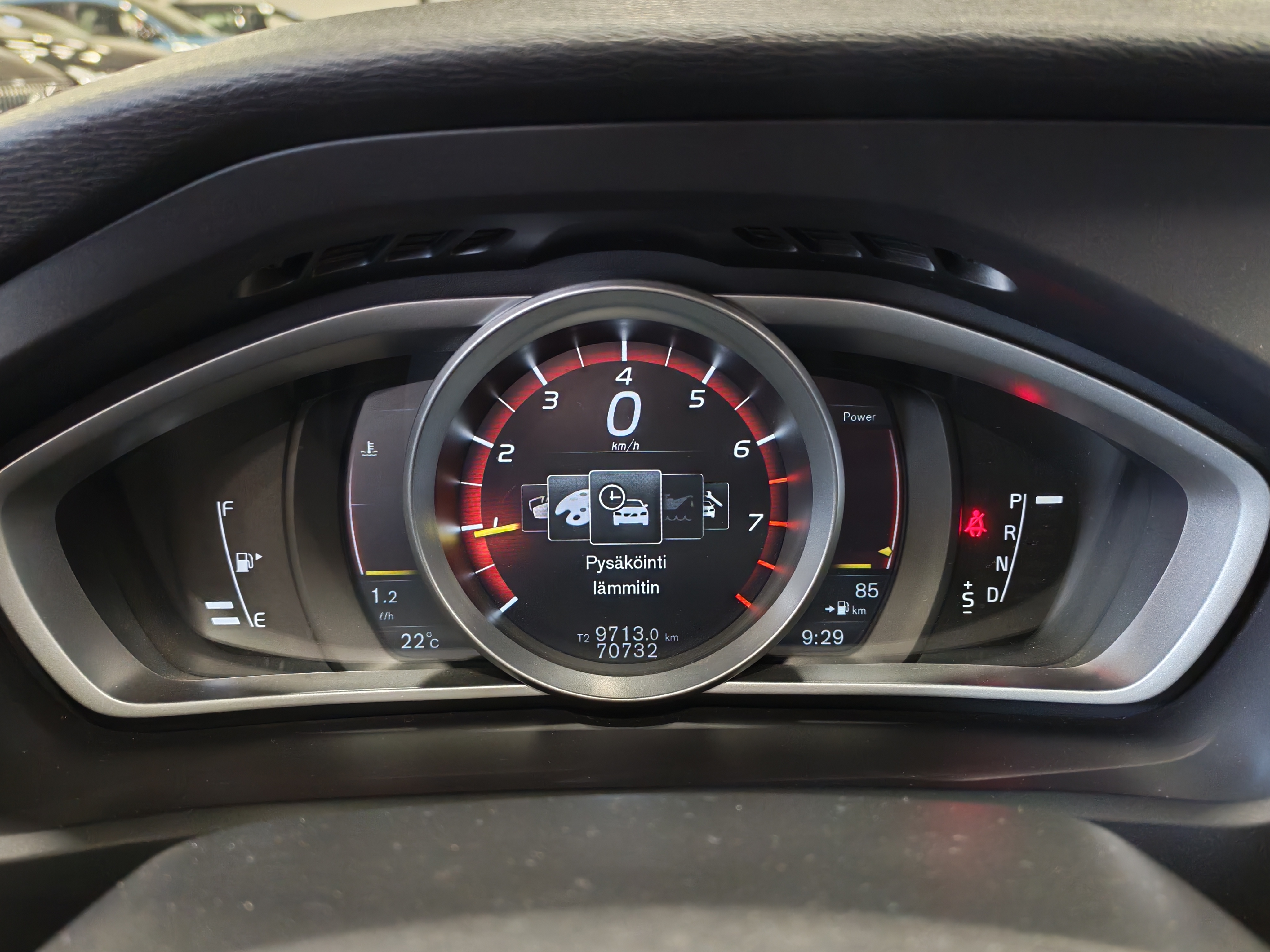 VOLVO V40 2019