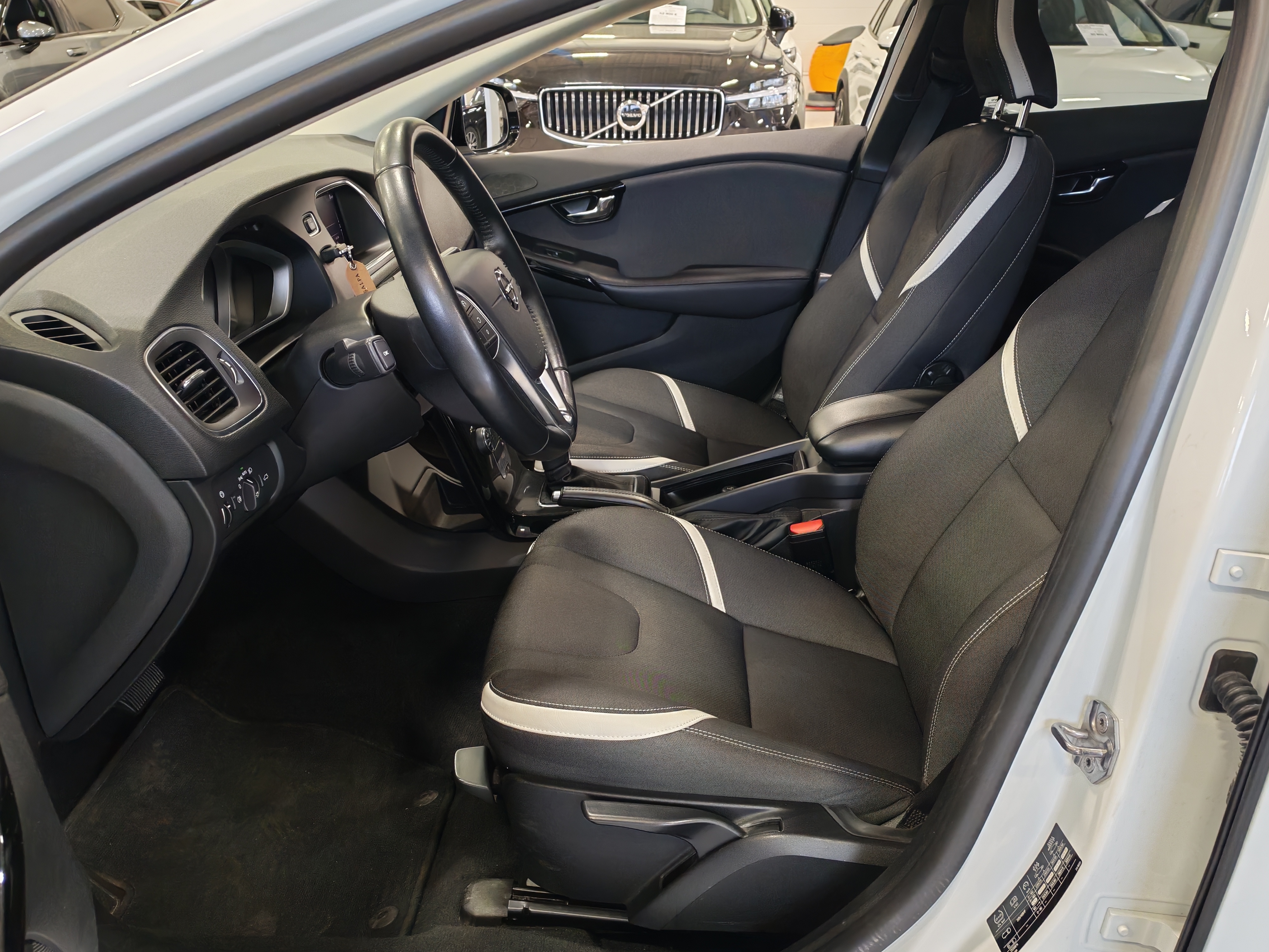 VOLVO V40 2019