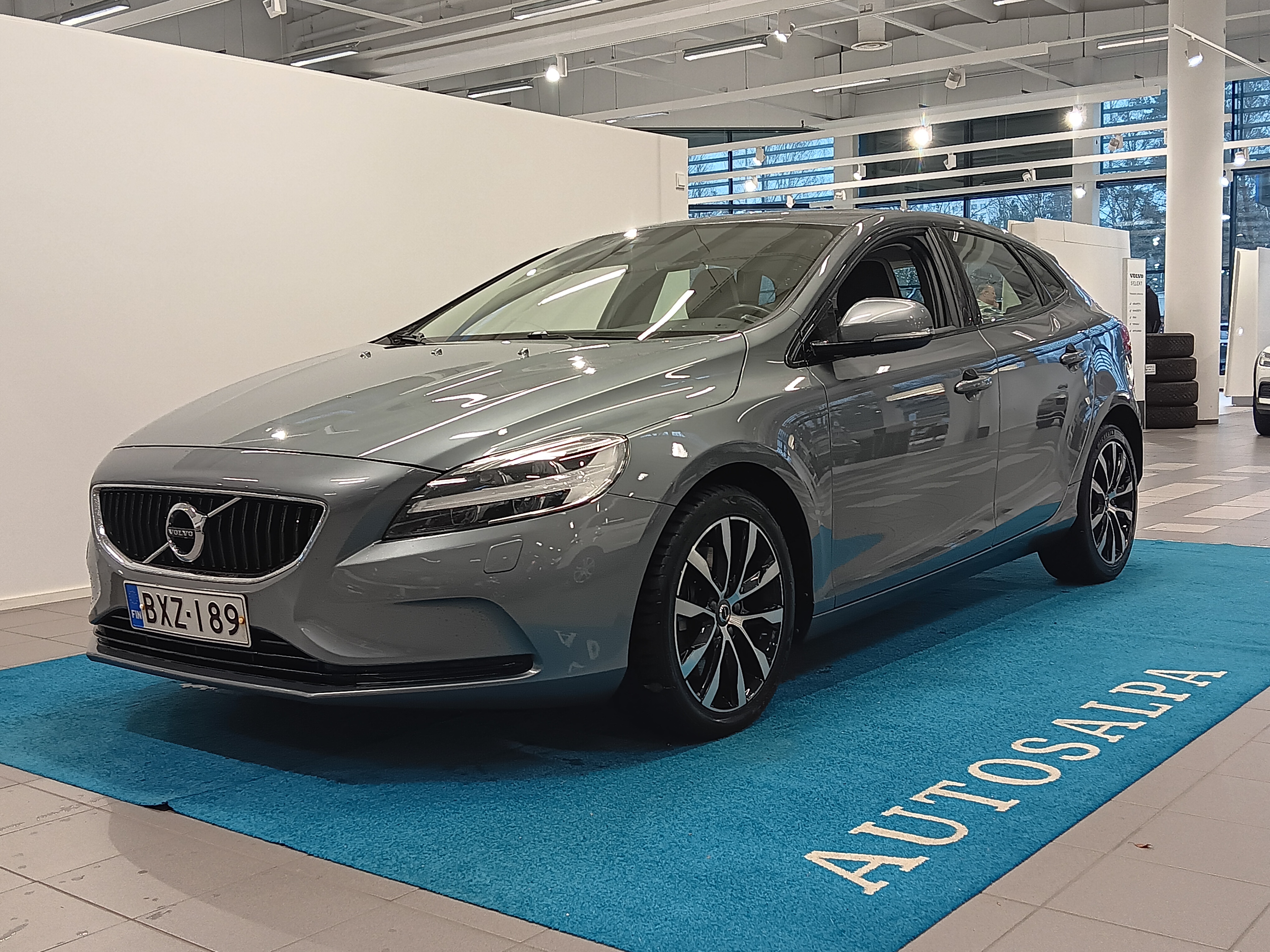 VOLVO V40 2020