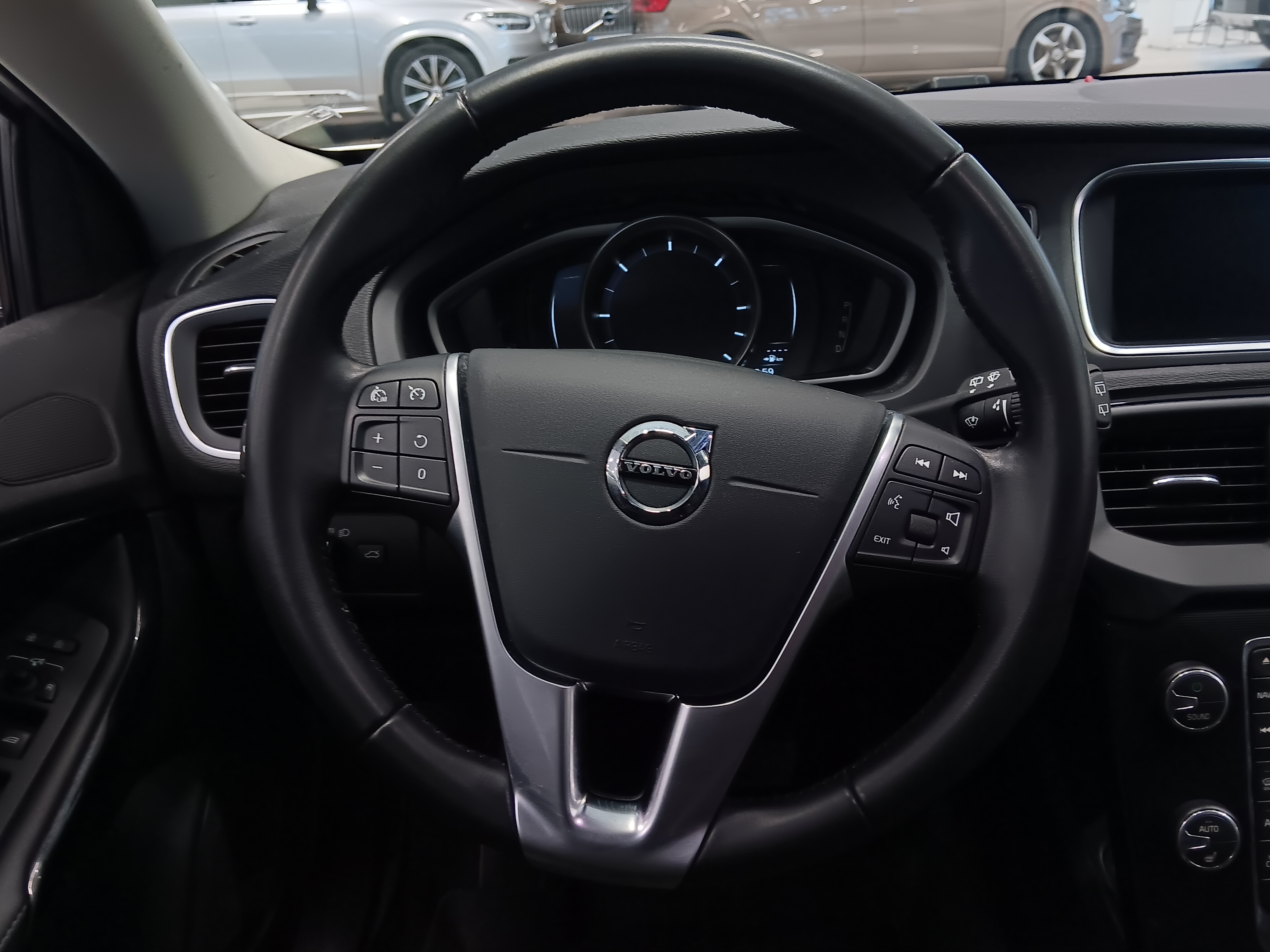 VOLVO V40 2019