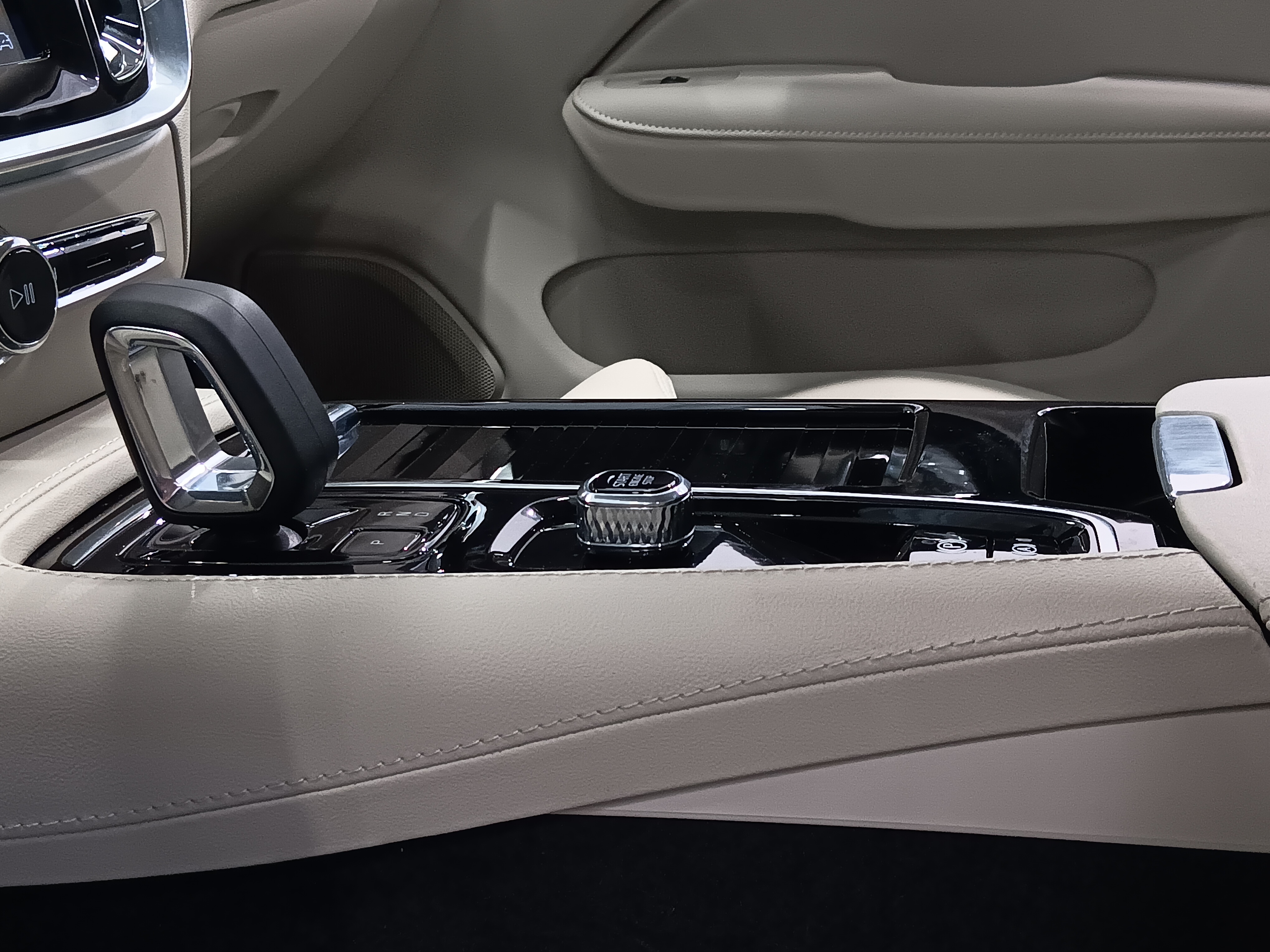 VOLVO S60 2023