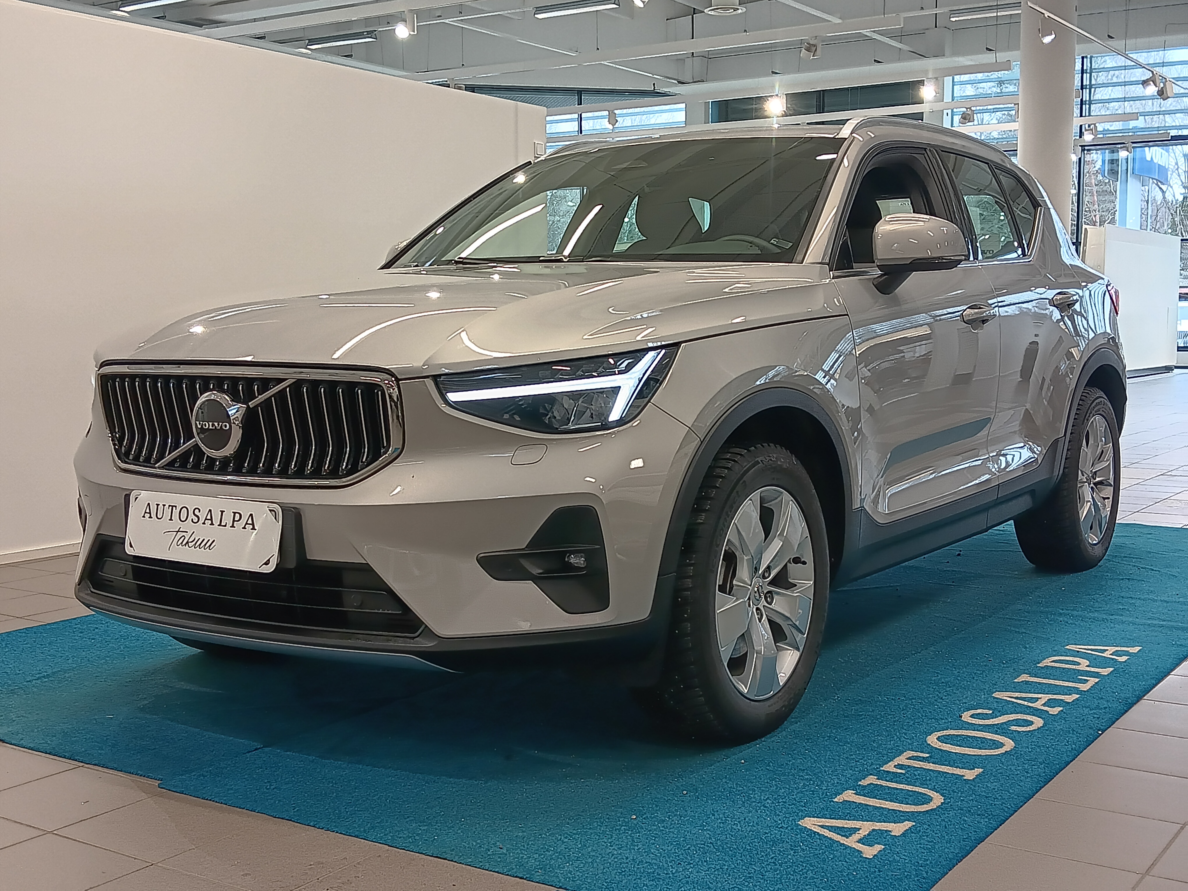 VOLVO XC40 2023