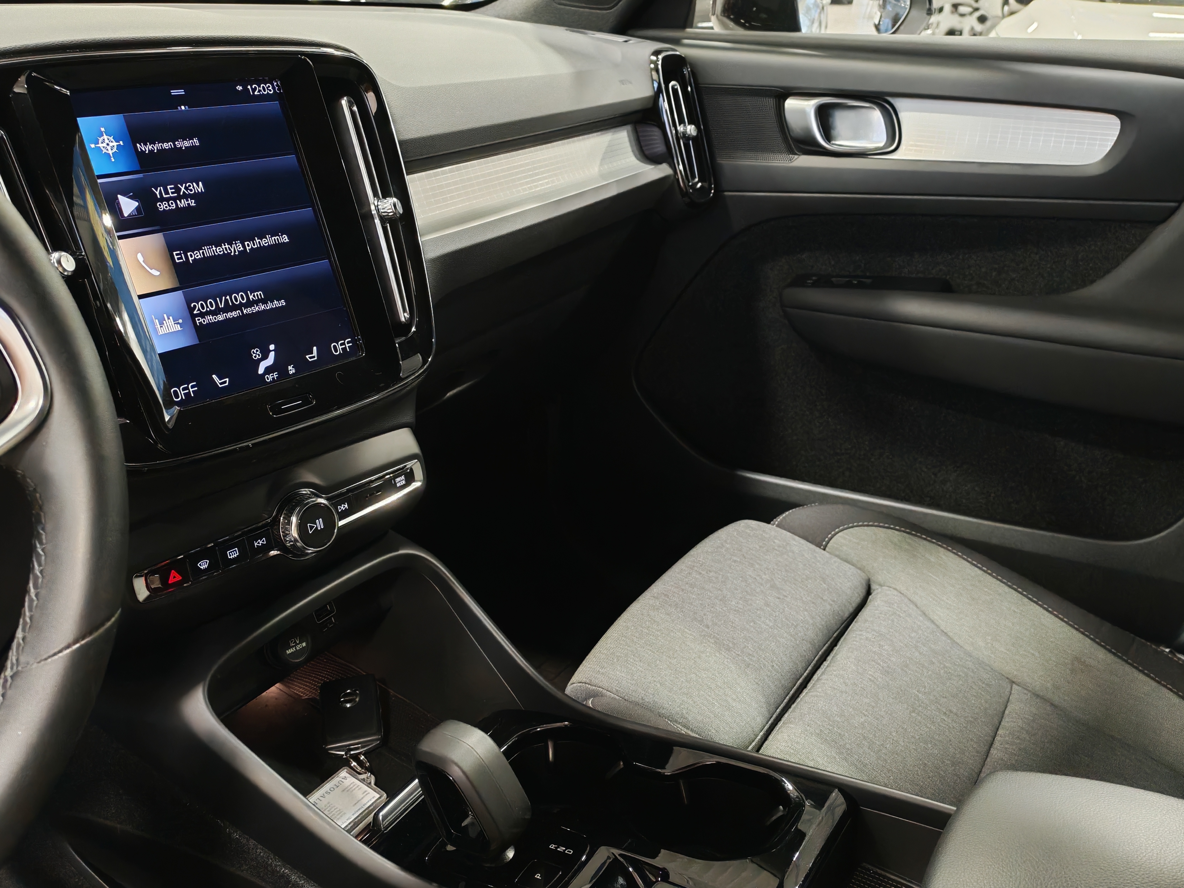 VOLVO XC40 2024