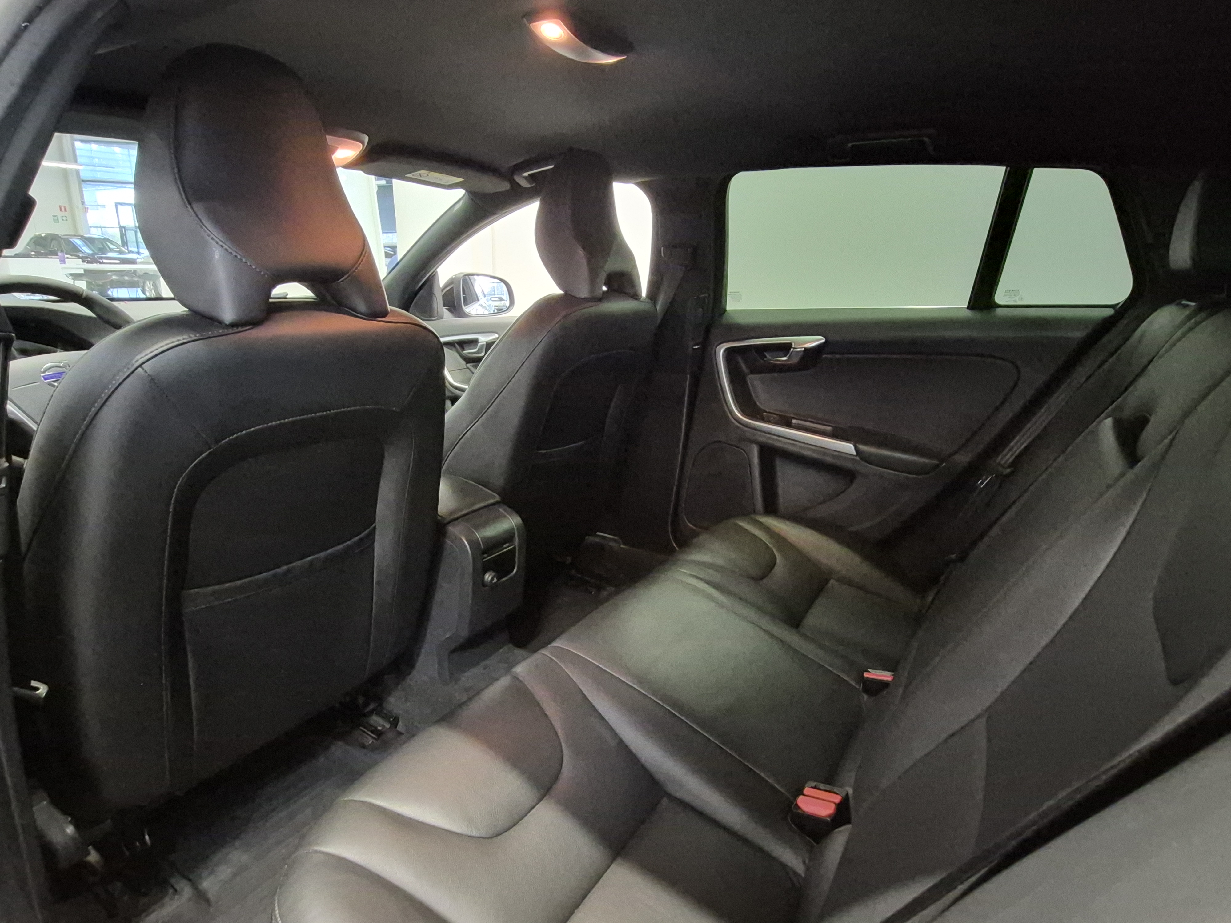 VOLVO V60 2016