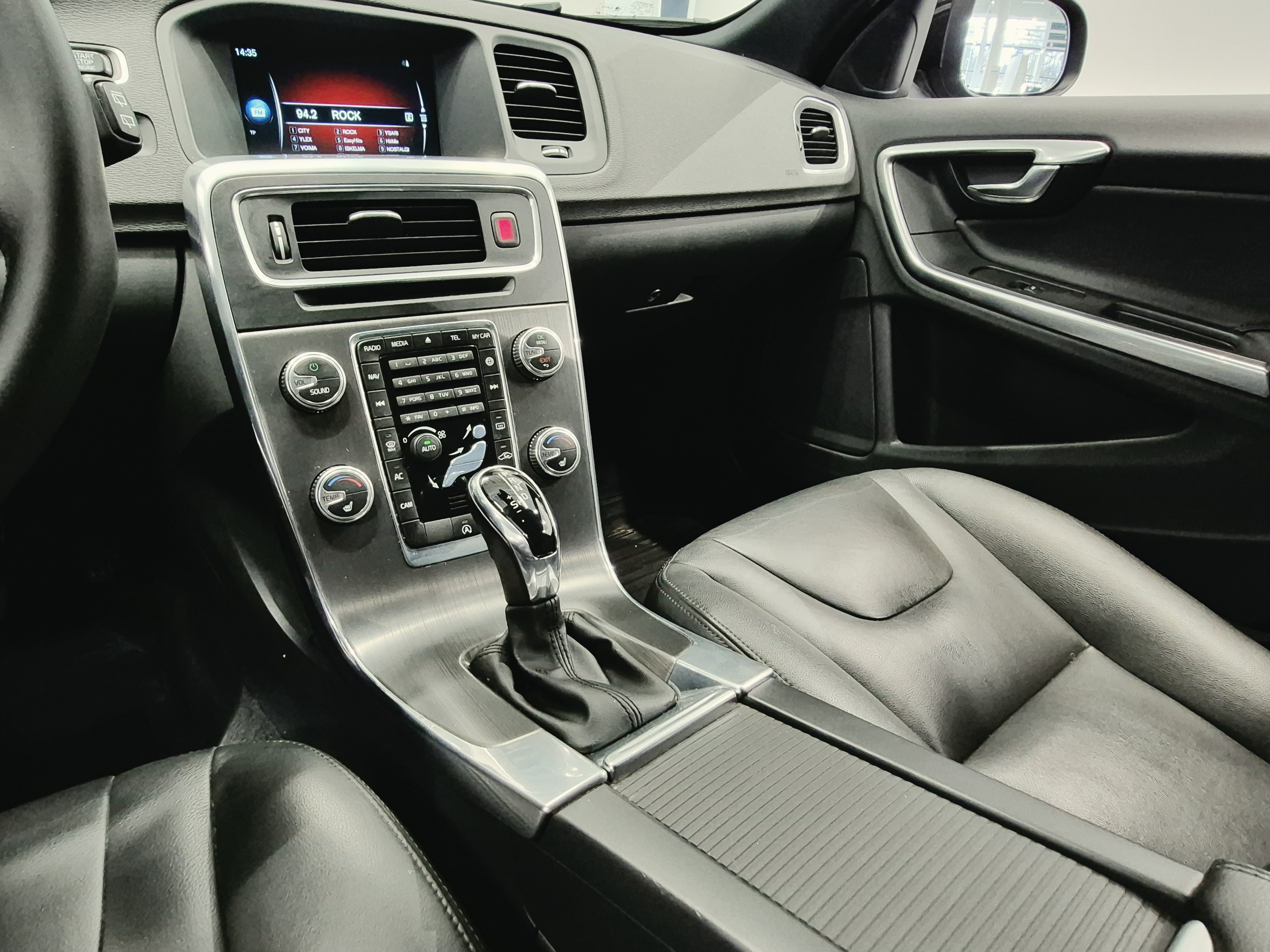 VOLVO V60 2016