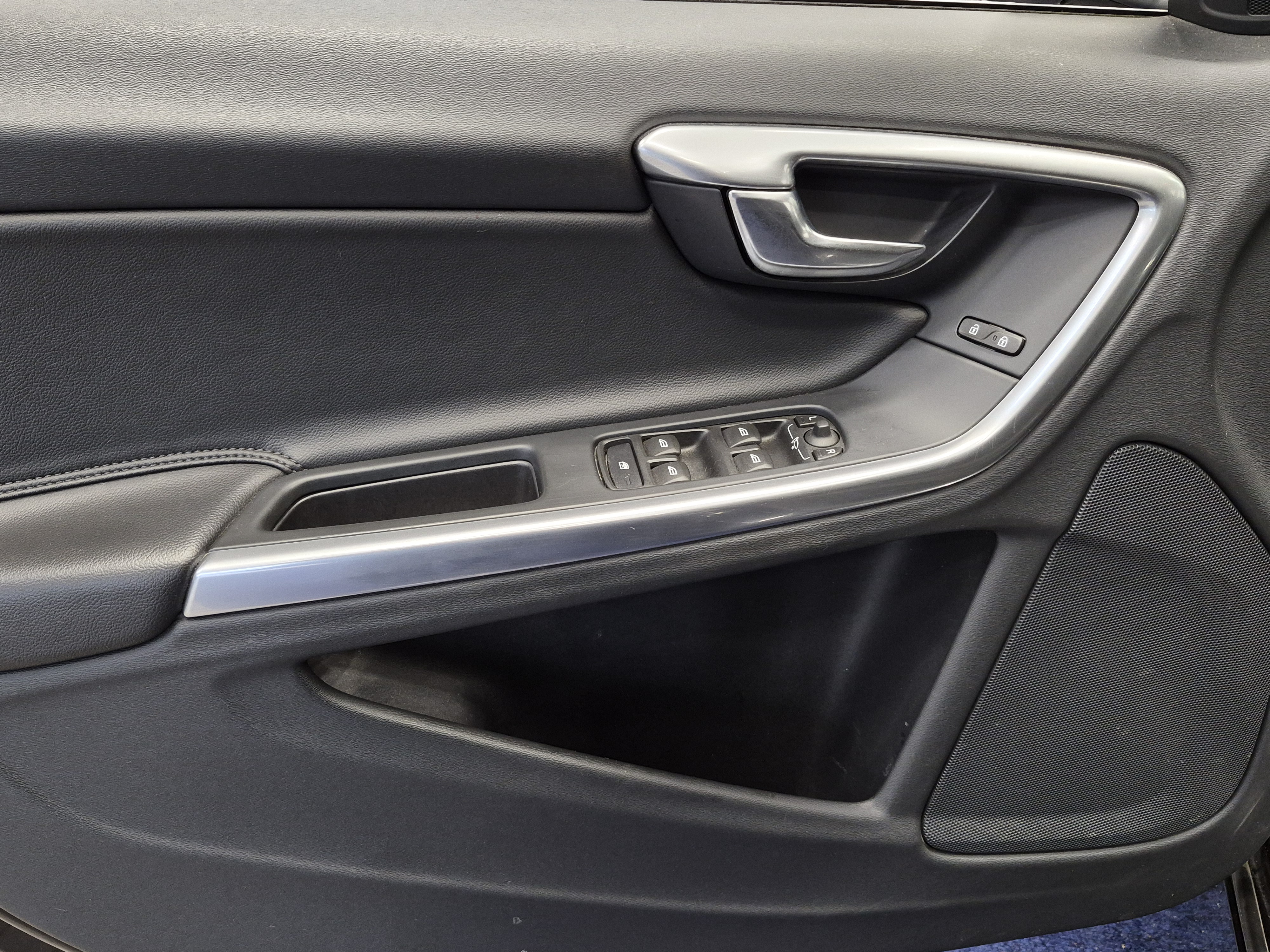 VOLVO V60 2016