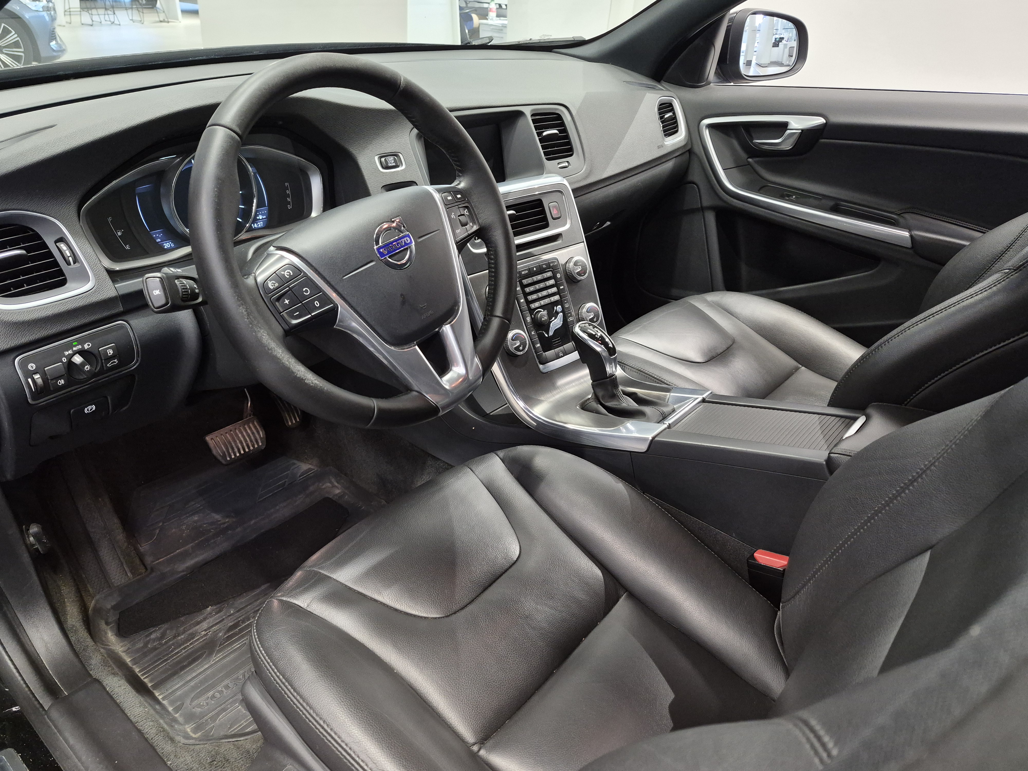 VOLVO V60 2016