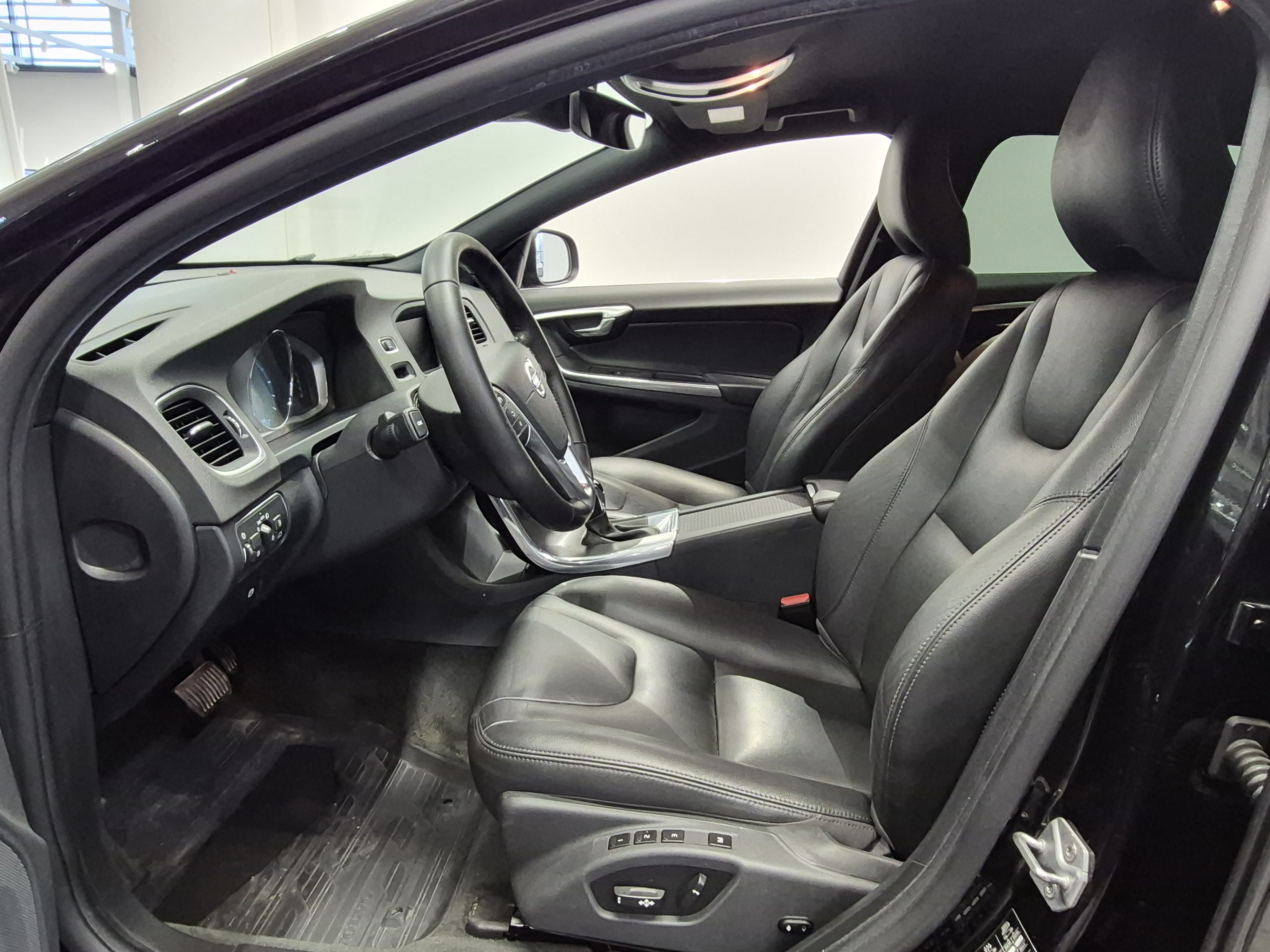 VOLVO V60 2016
