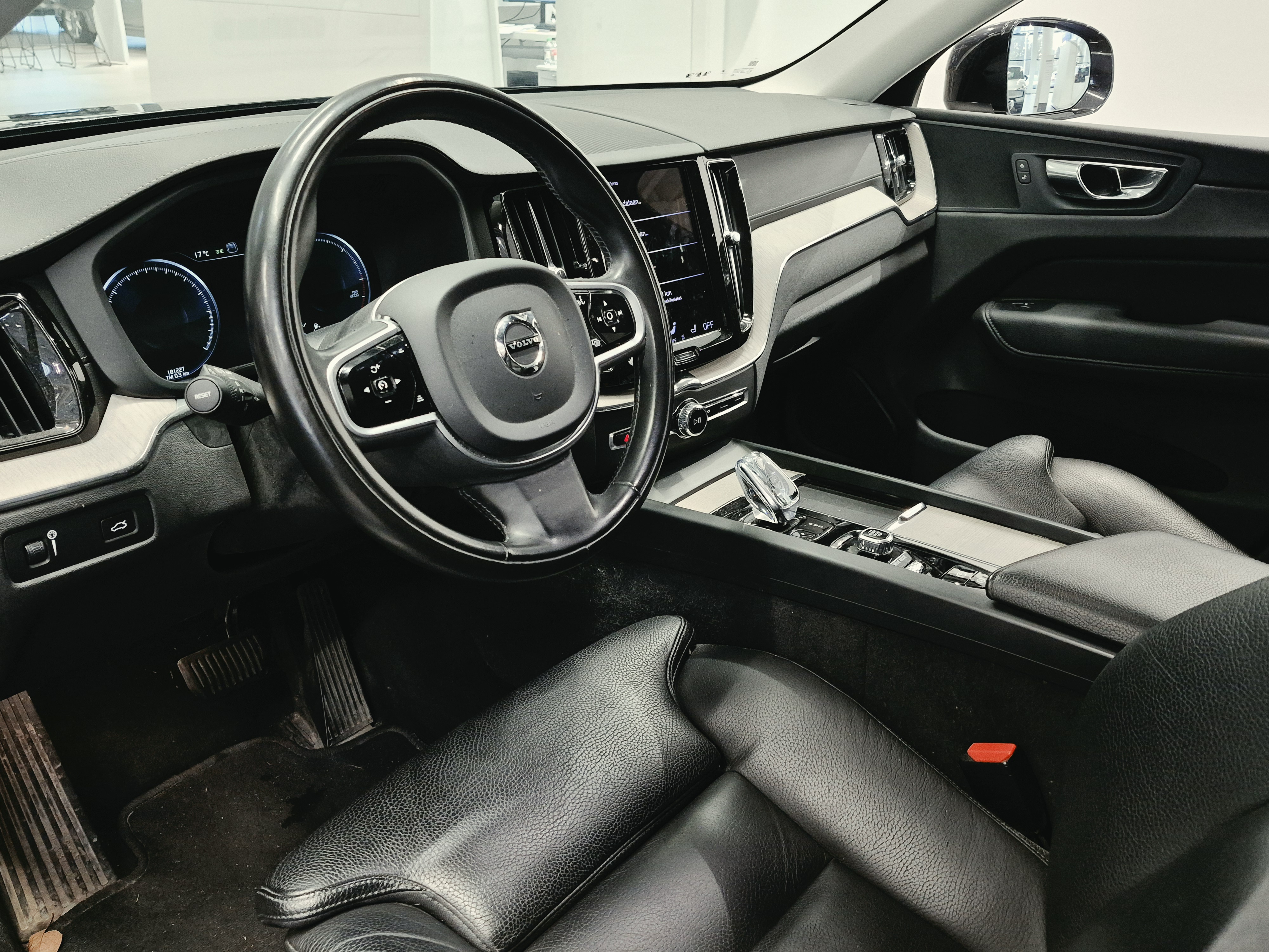 VOLVO XC60 2021