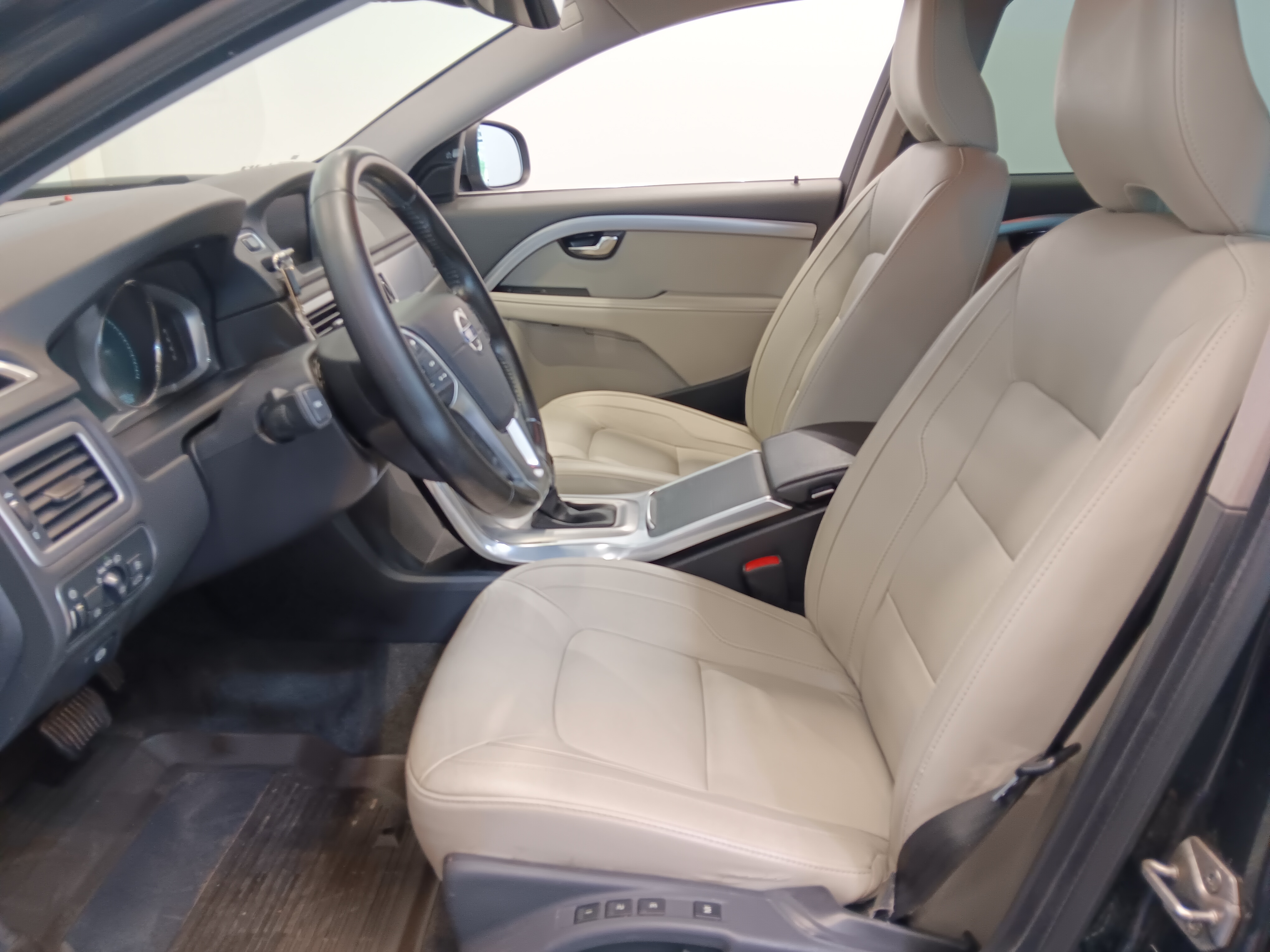 VOLVO V70 2016