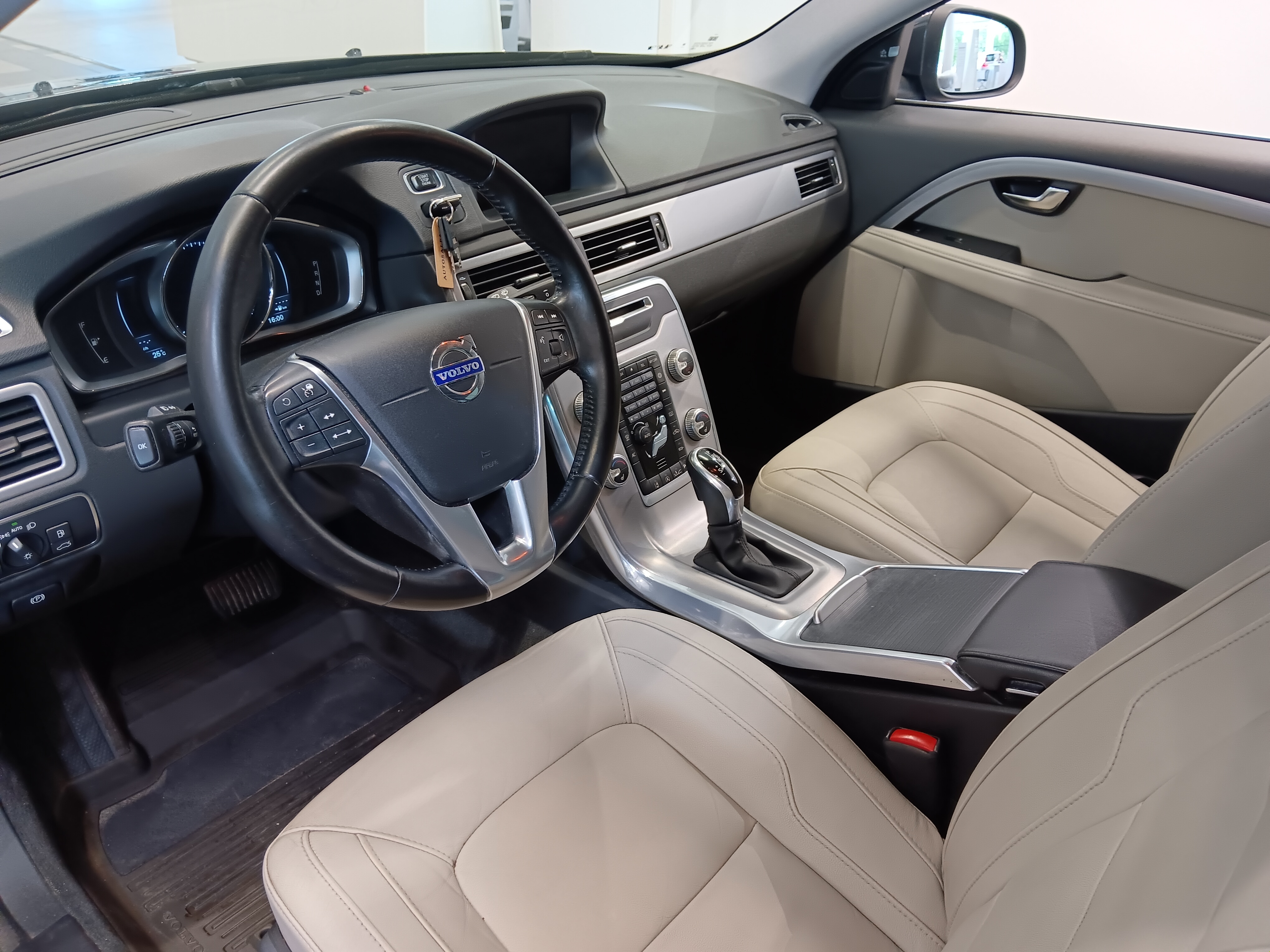 VOLVO V70 2016