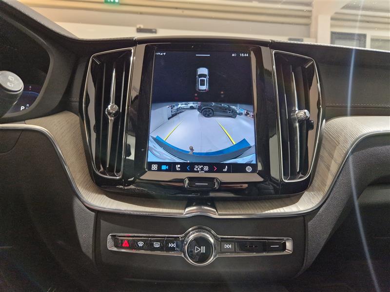 VOLVO XC60 2022