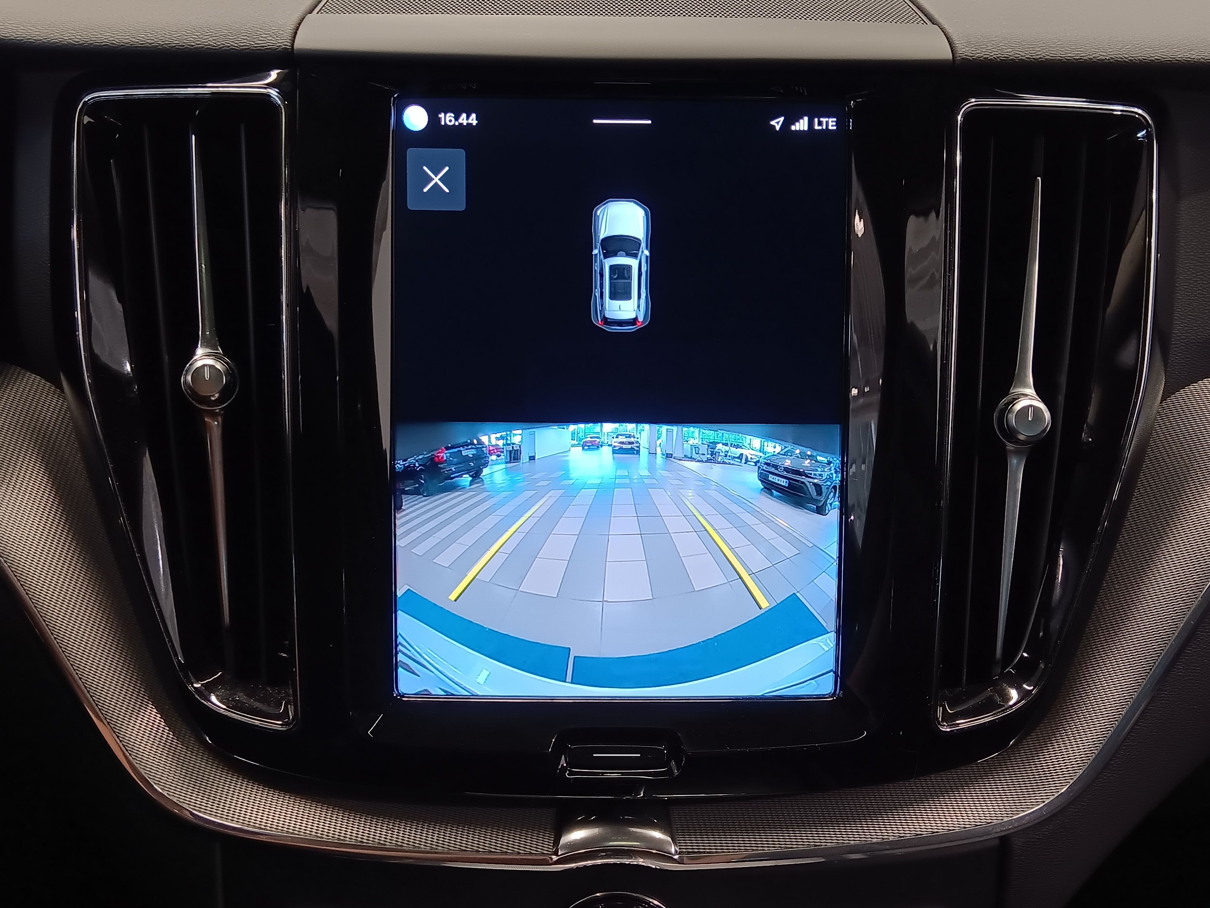 VOLVO XC60 2023