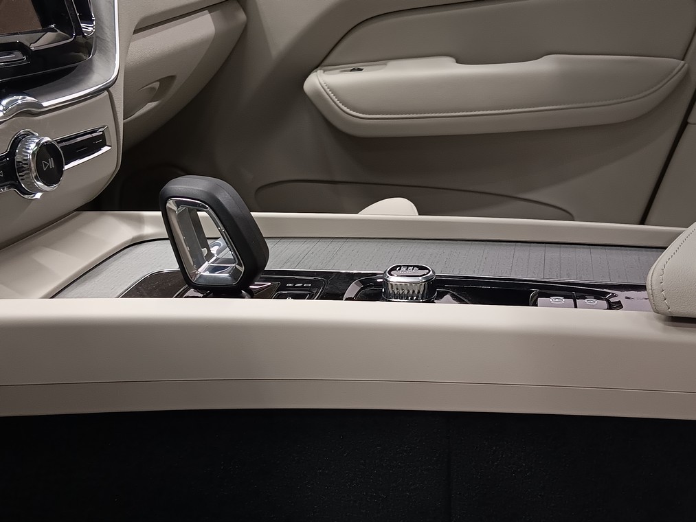VOLVO XC60 2024