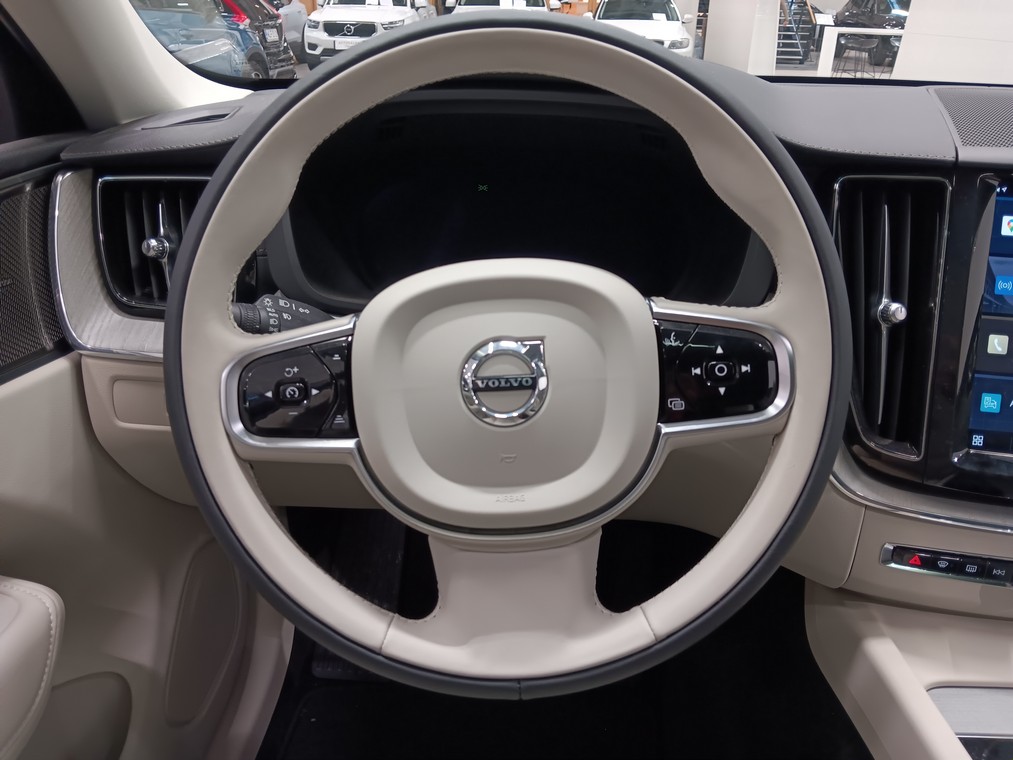 VOLVO XC60 2024