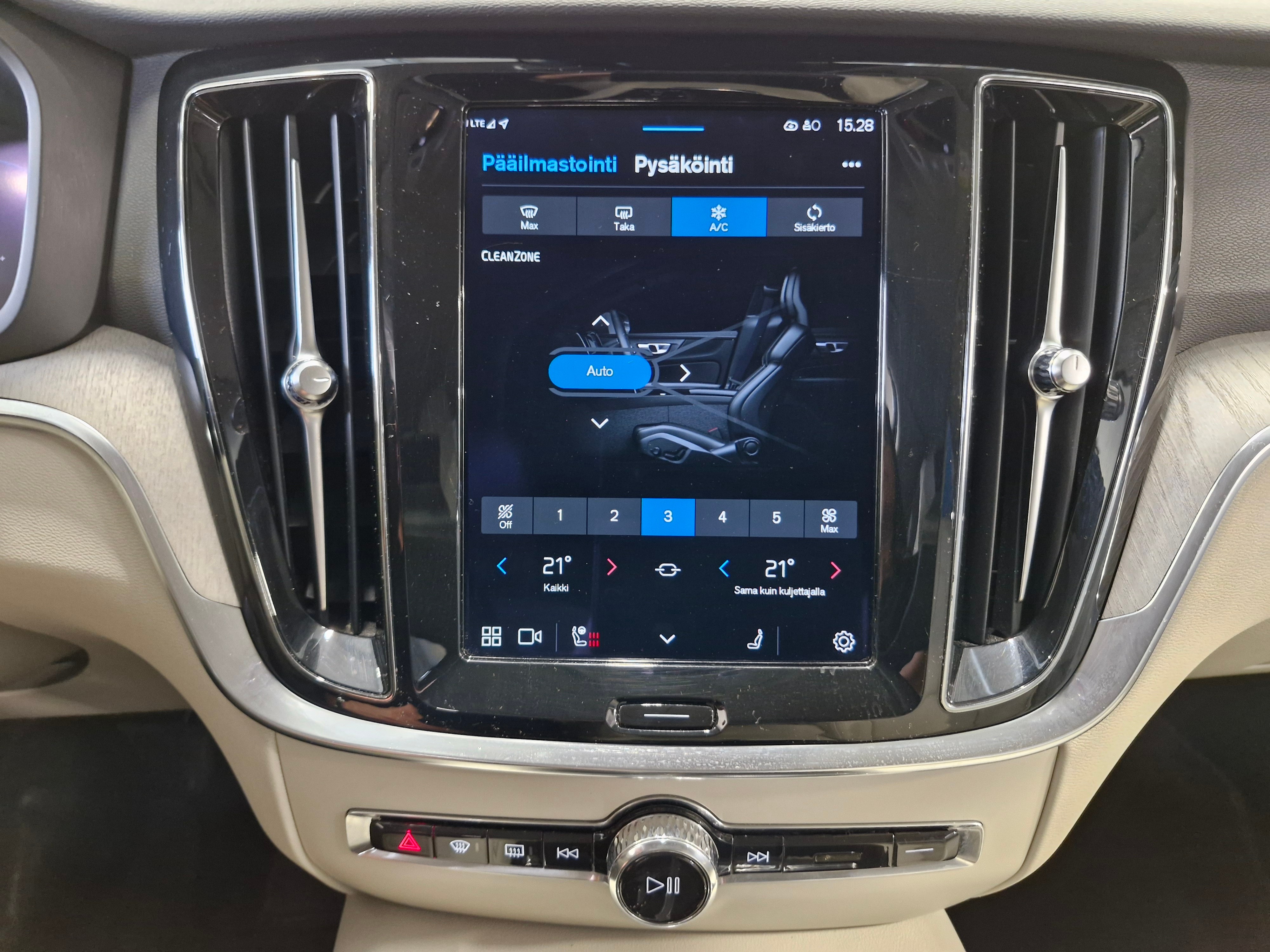 VOLVO V60 2023