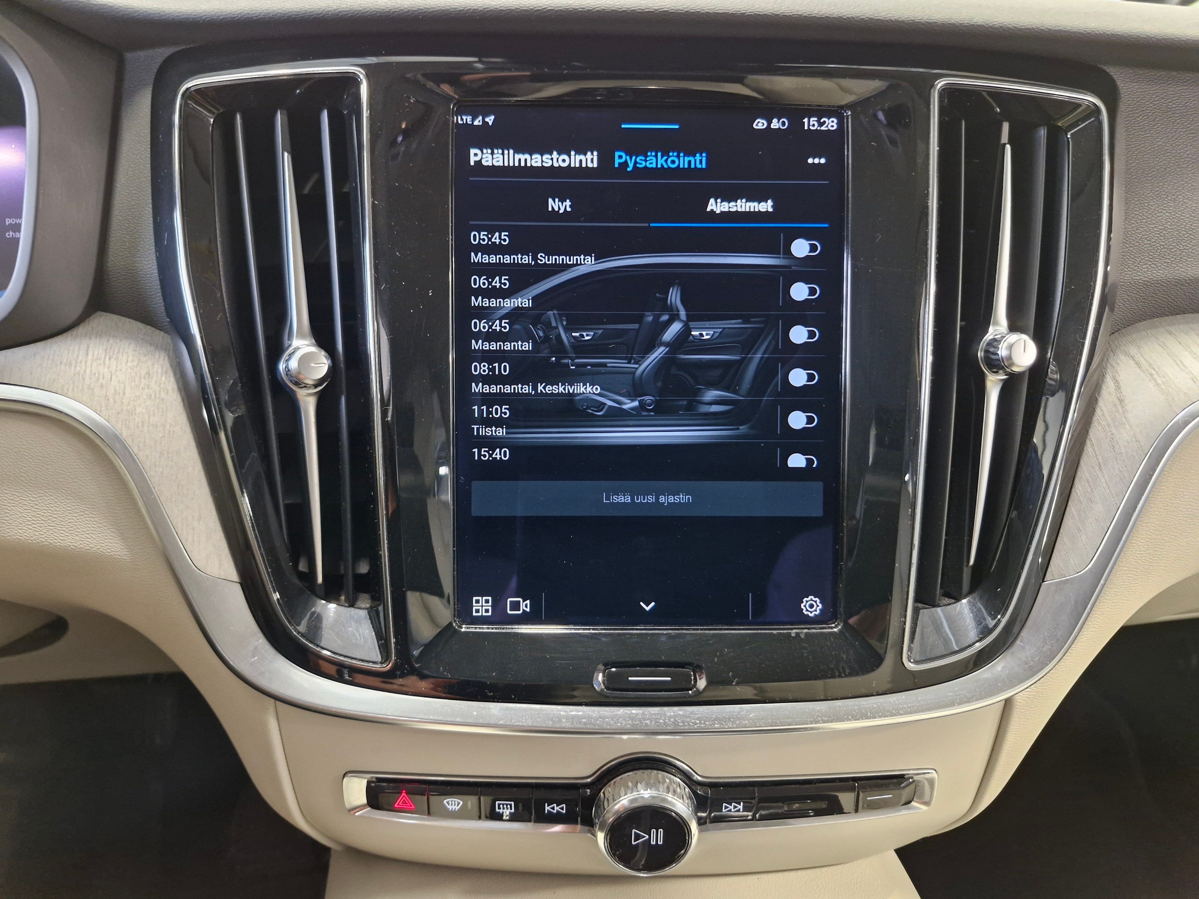 VOLVO V60 2023