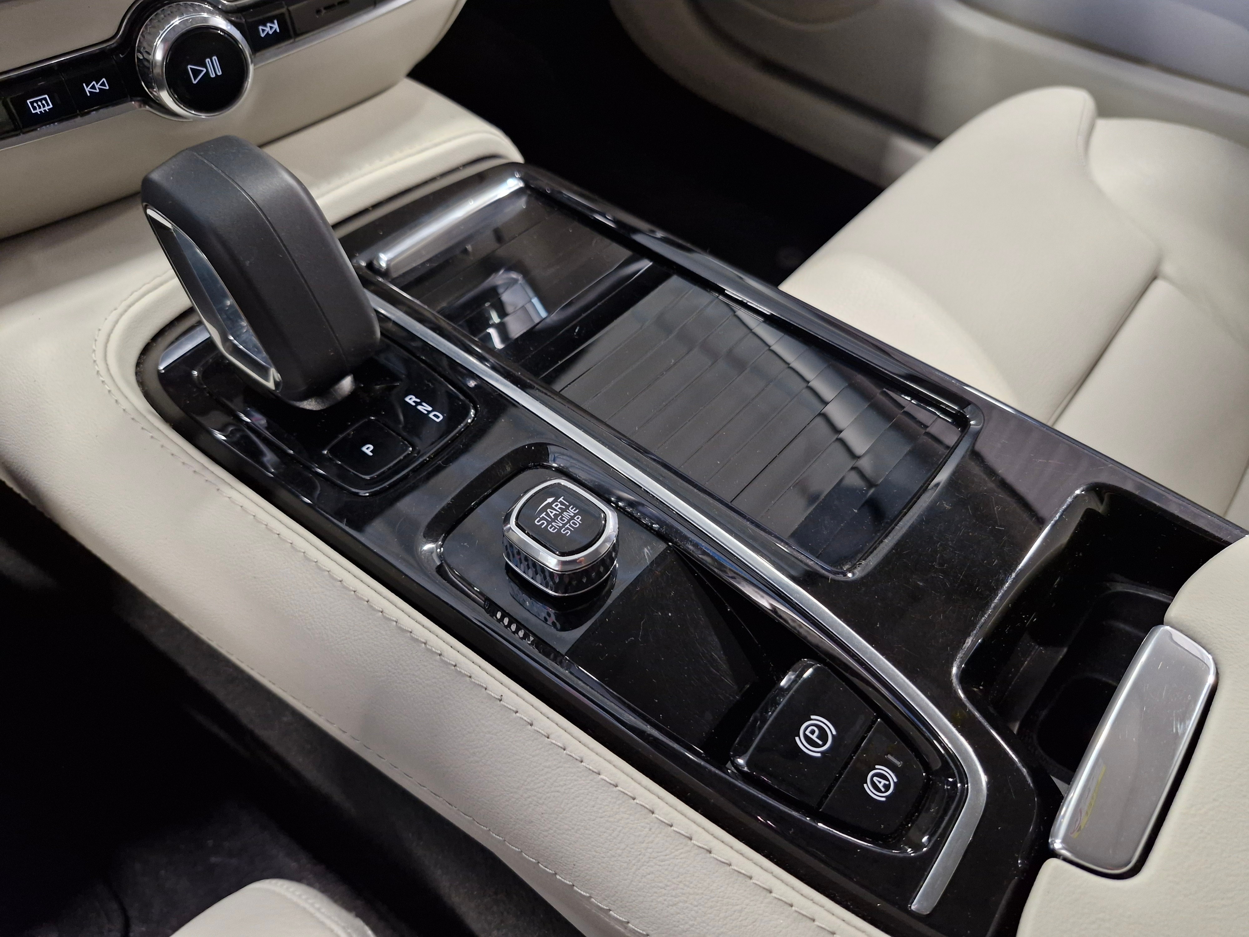 VOLVO V60 2023