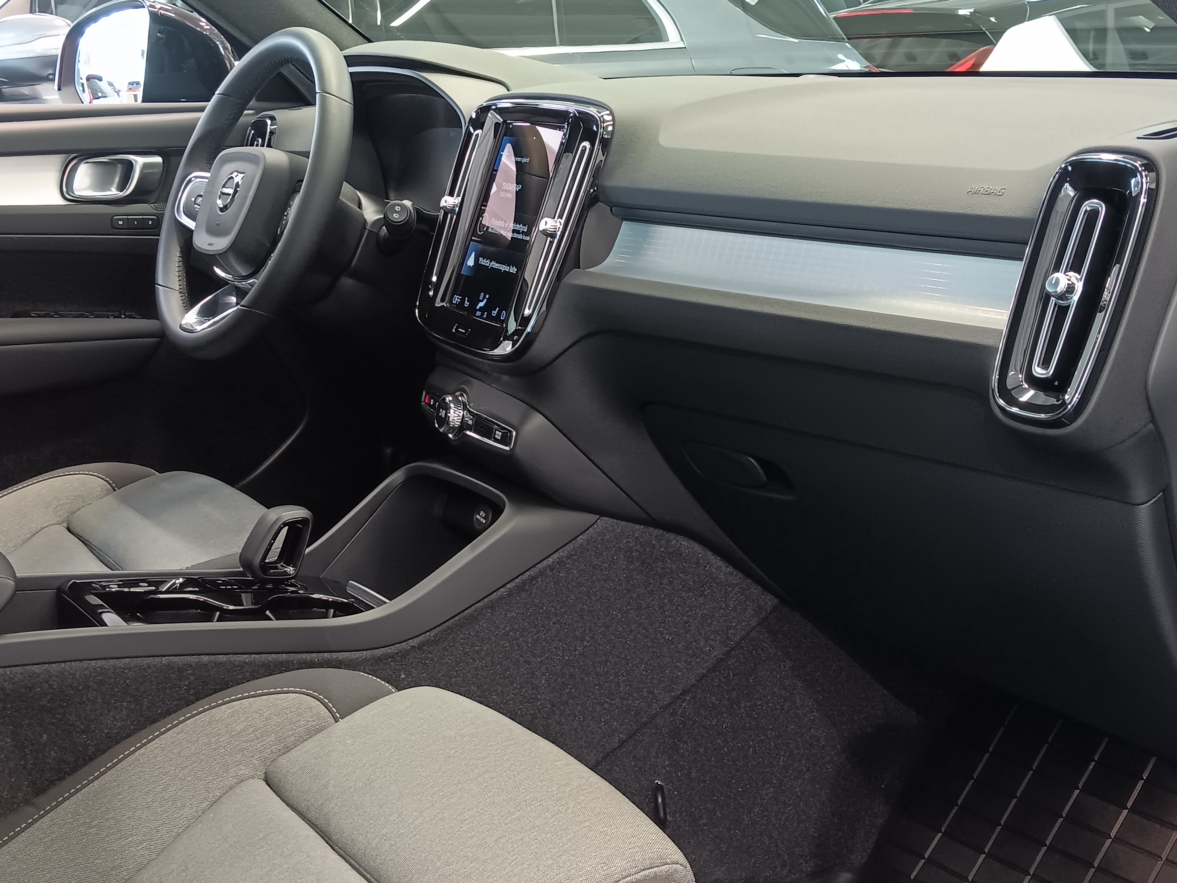 VOLVO XC40 2024