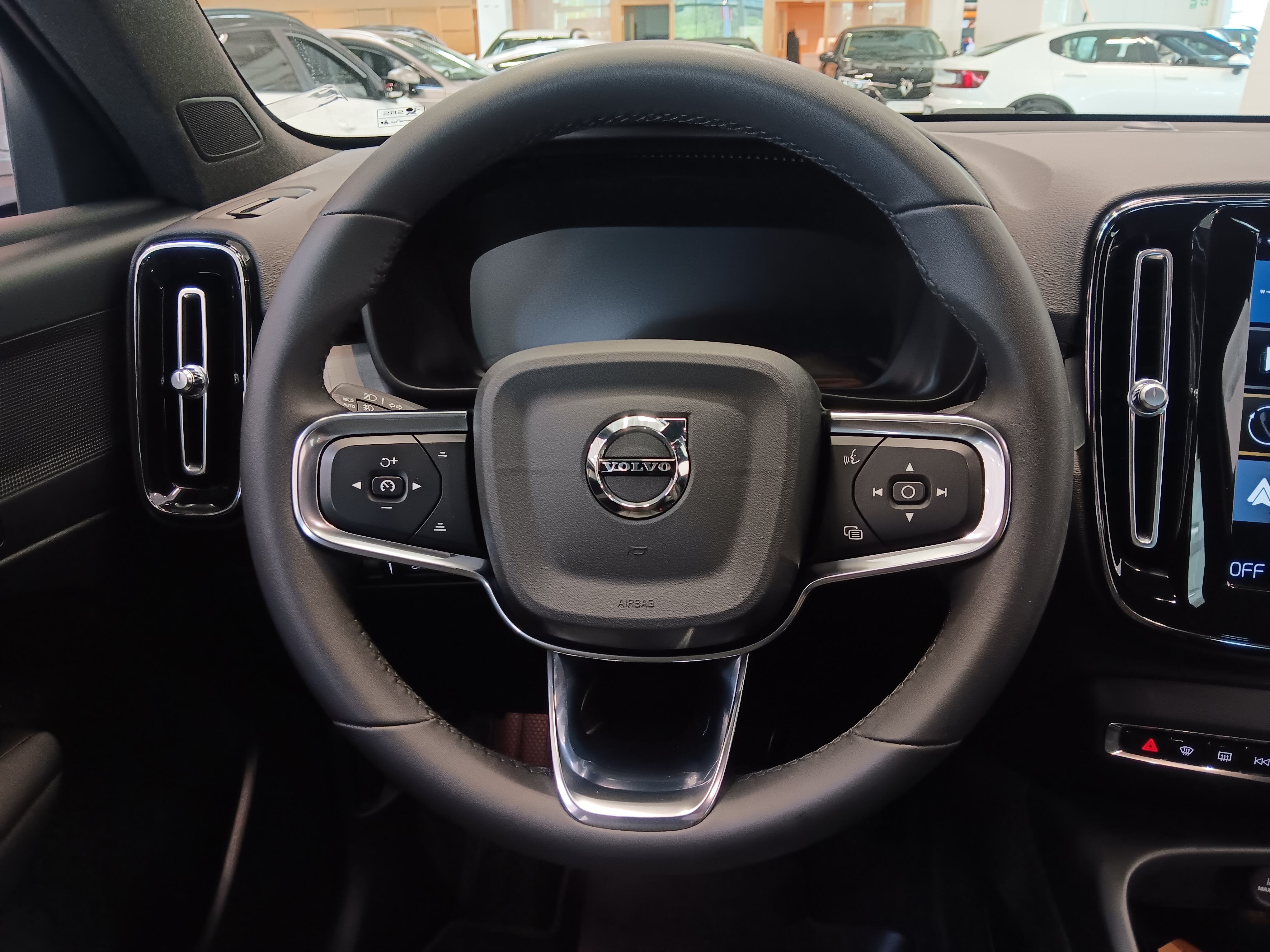 VOLVO XC40 2024