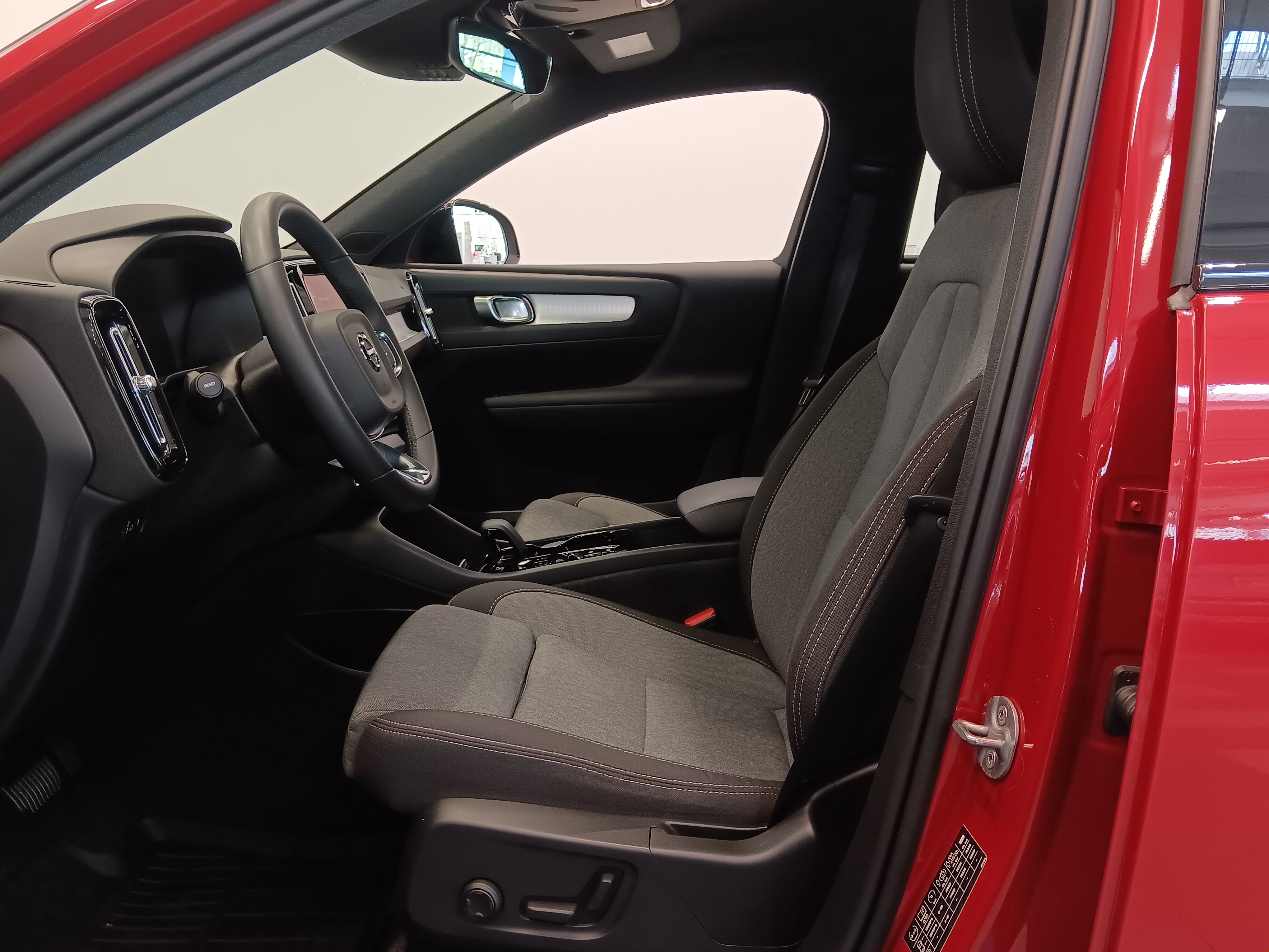 VOLVO XC40 2024