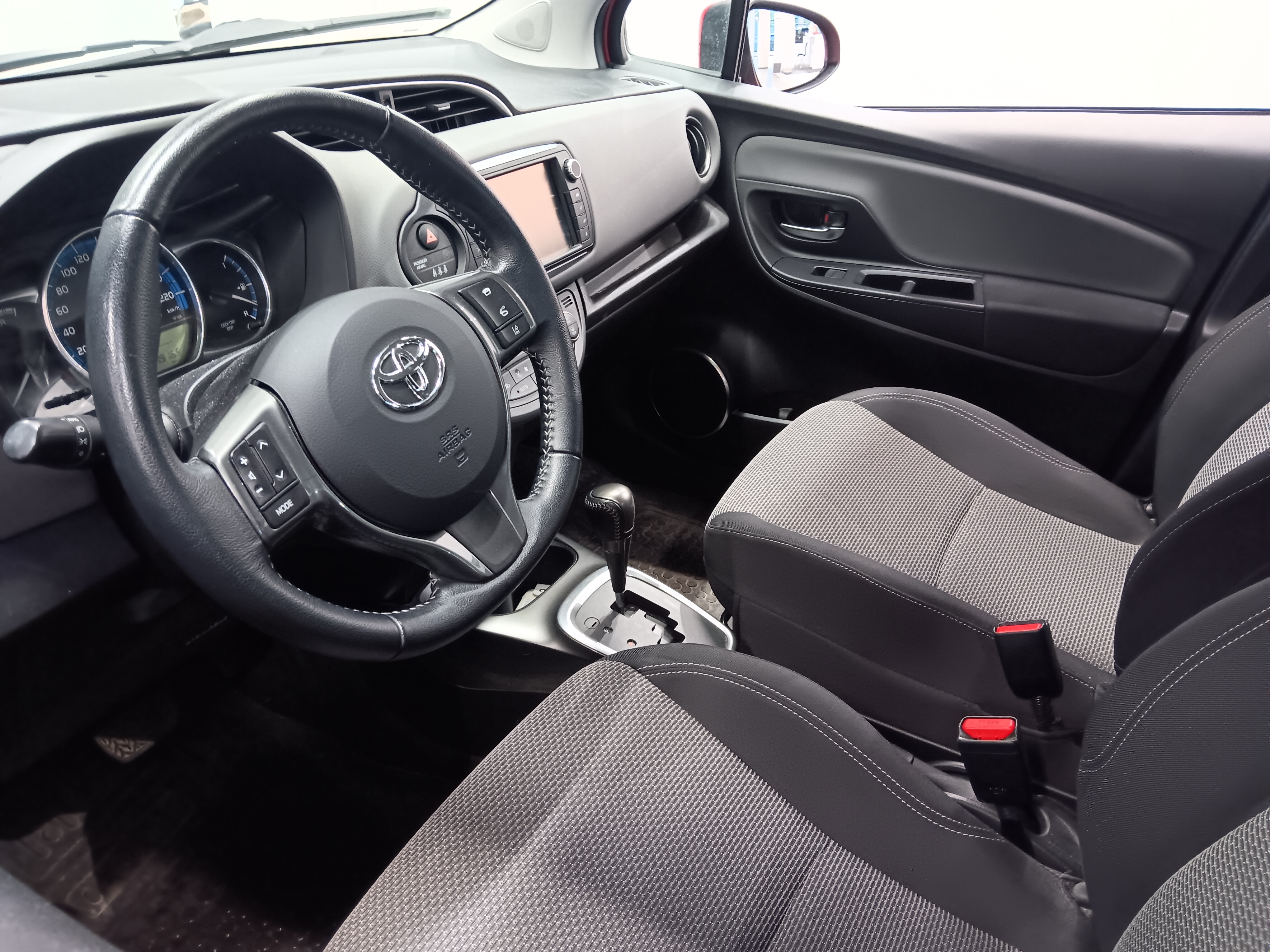 TOYOTA Yaris 2017