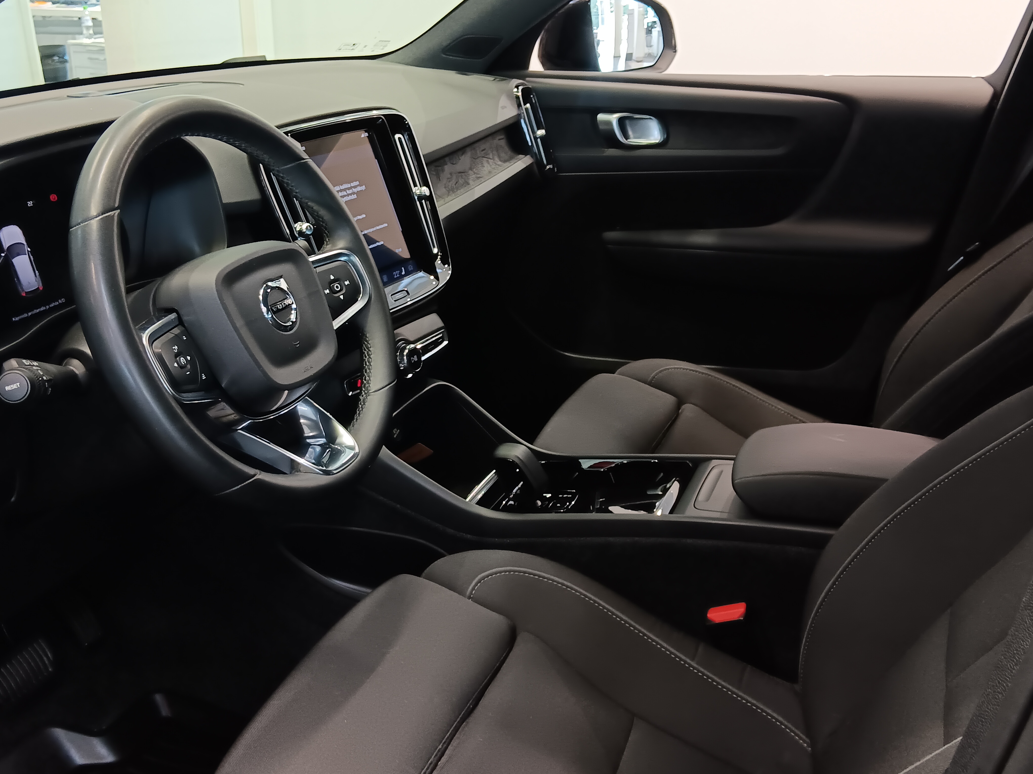 VOLVO XC40 2023