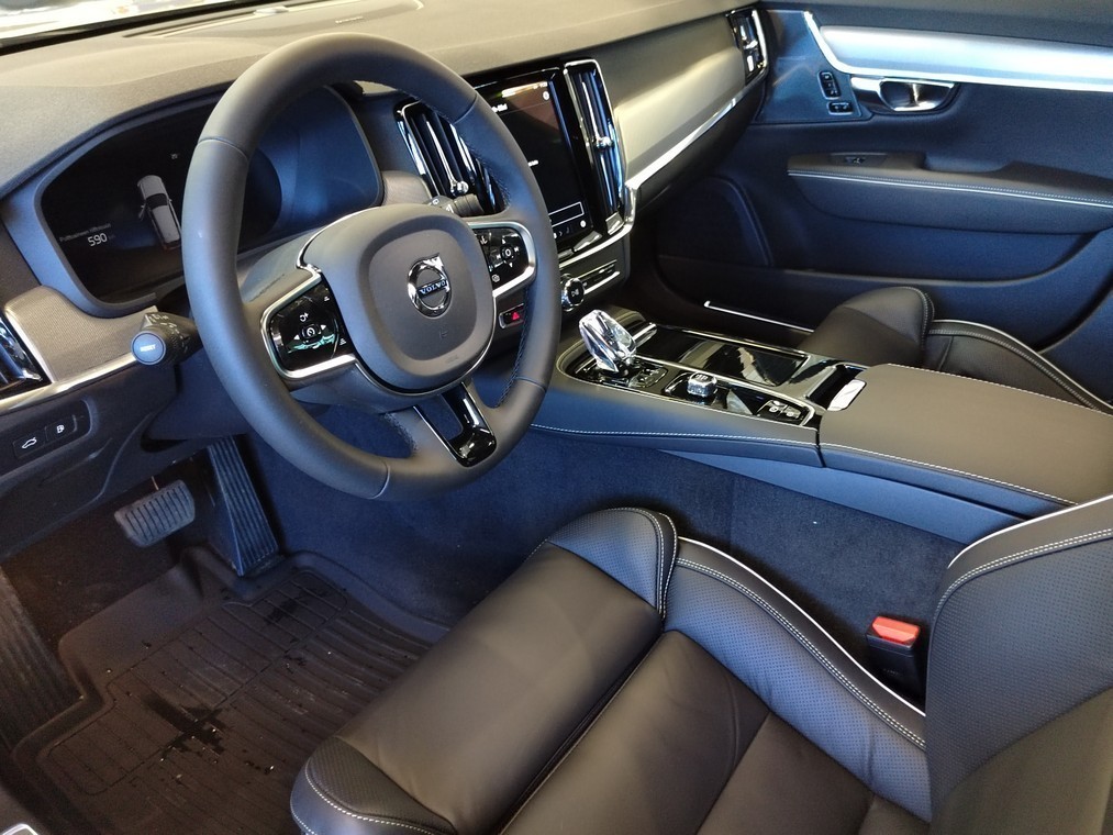 VOLVO V90 2024