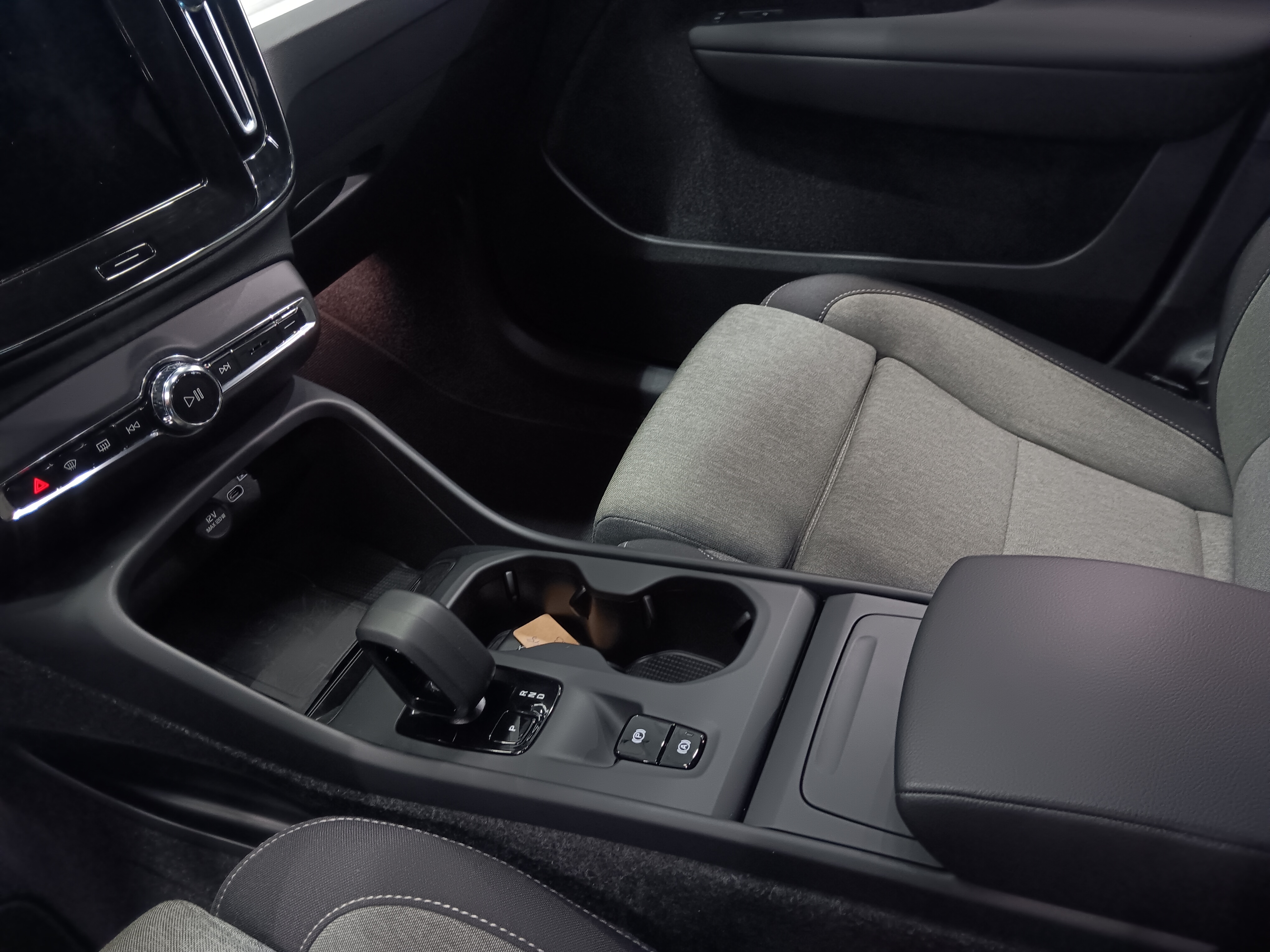 VOLVO XC40 2024