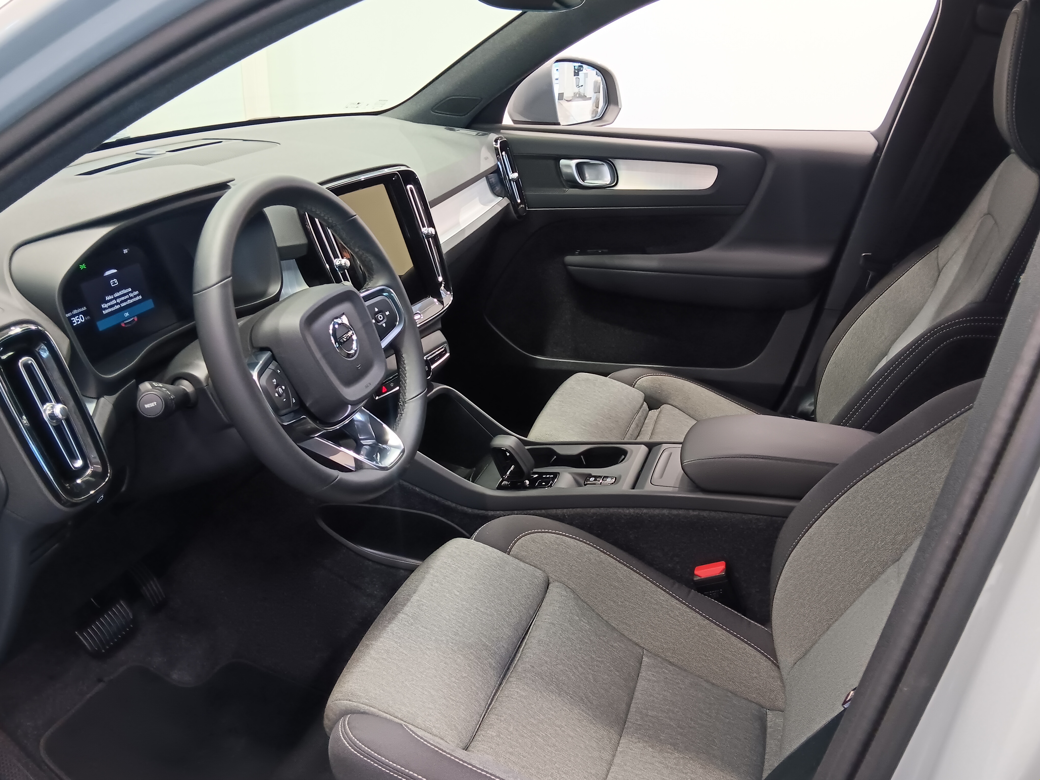 VOLVO XC40 2024