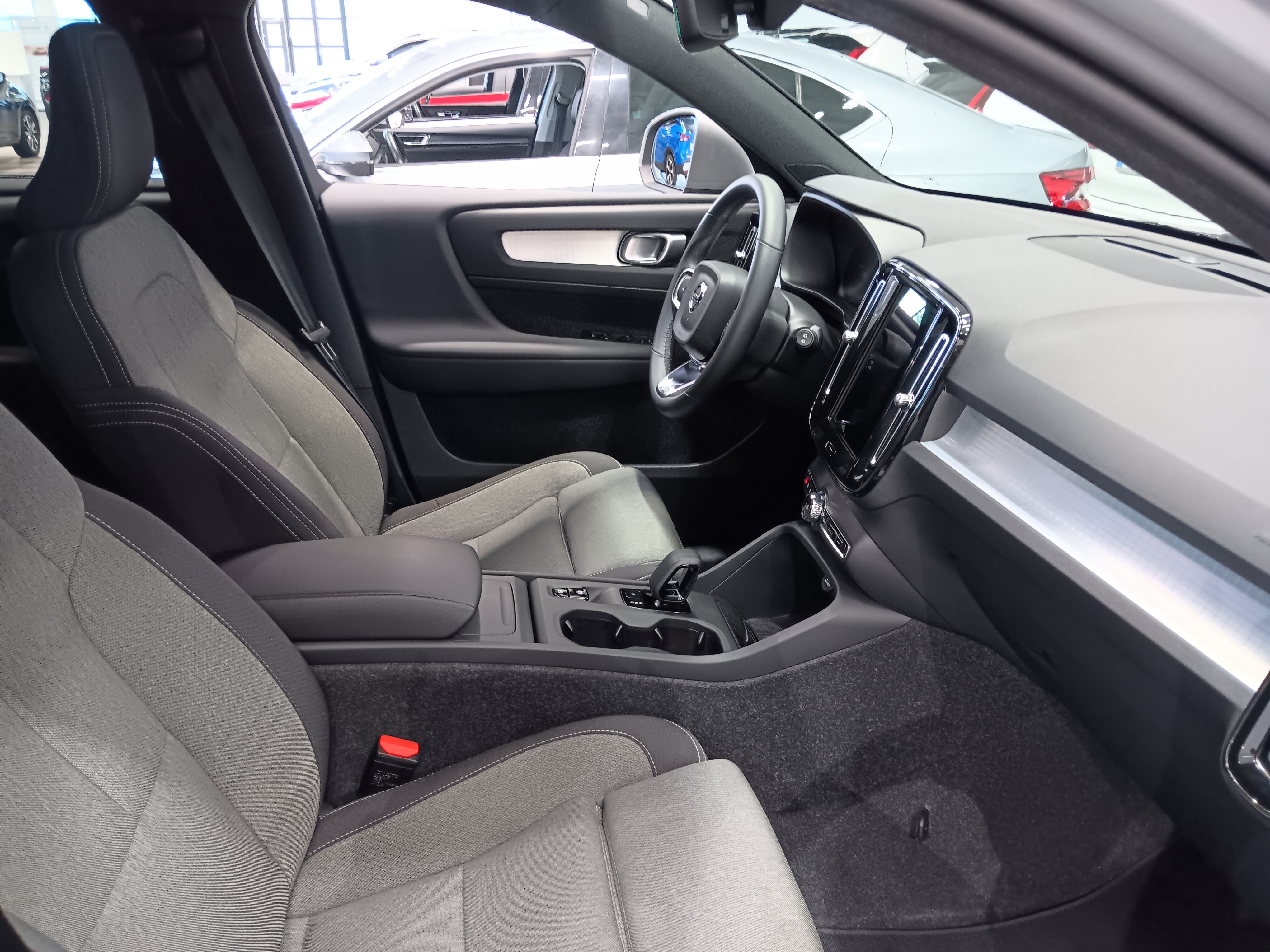 VOLVO XC40 2024