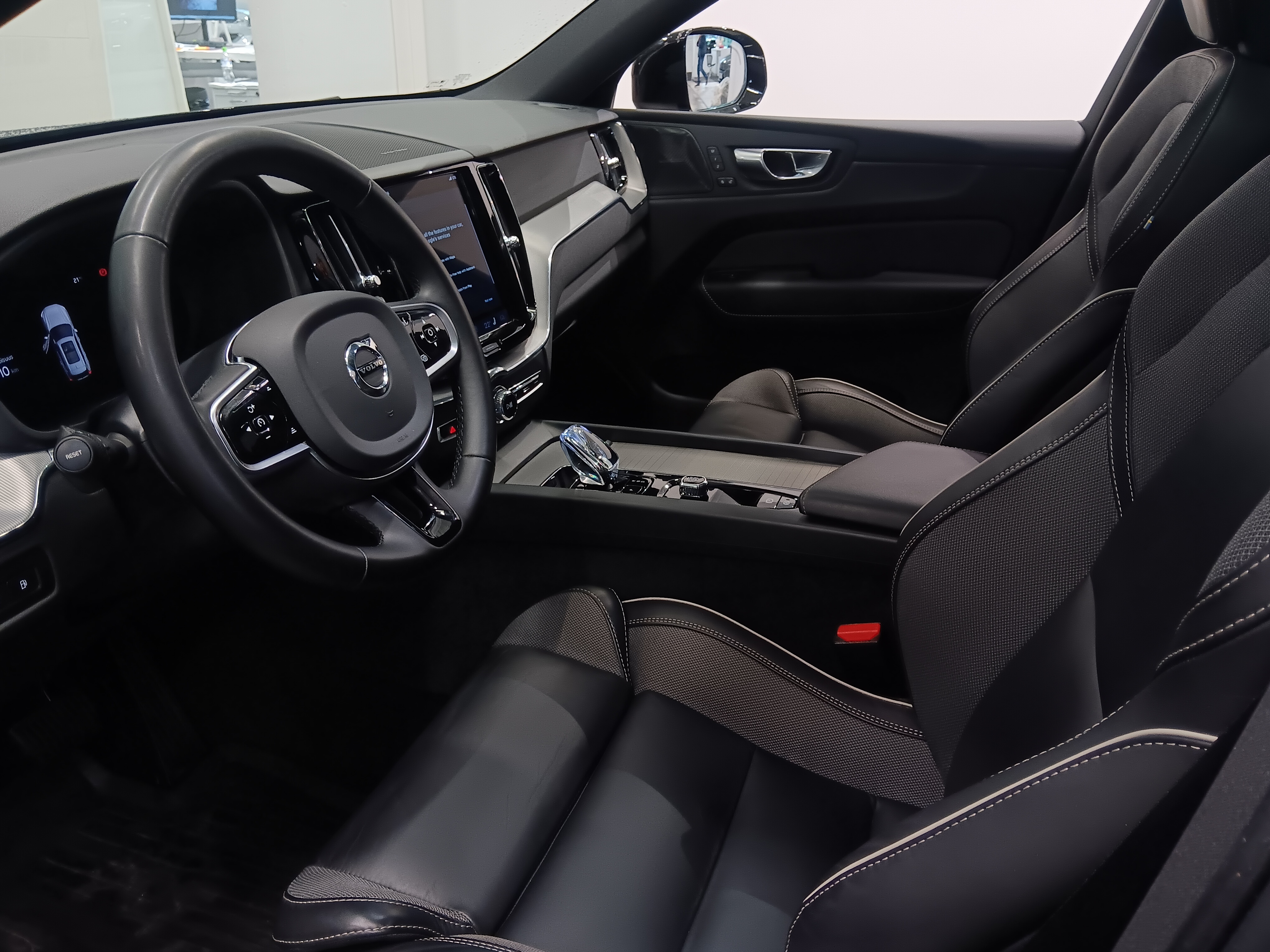 VOLVO XC60 2023