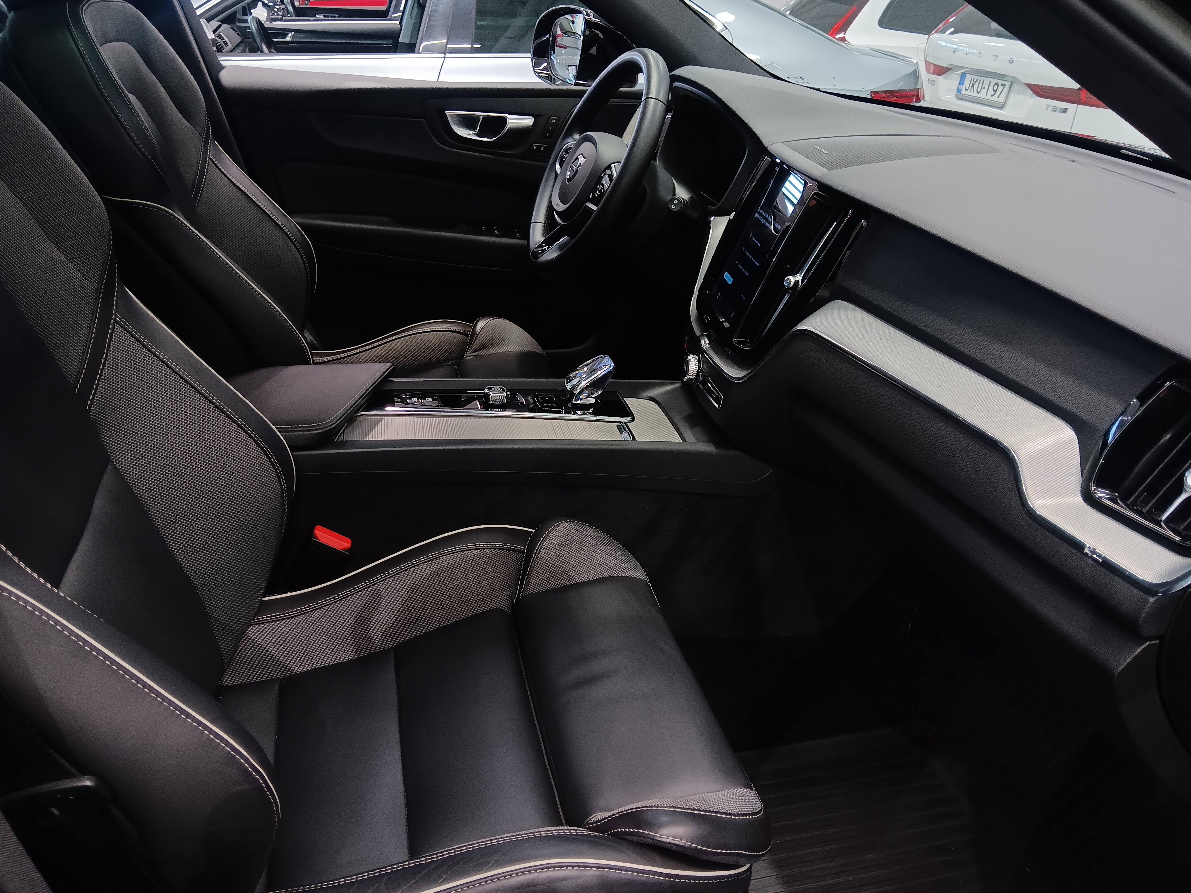 VOLVO XC60 2023