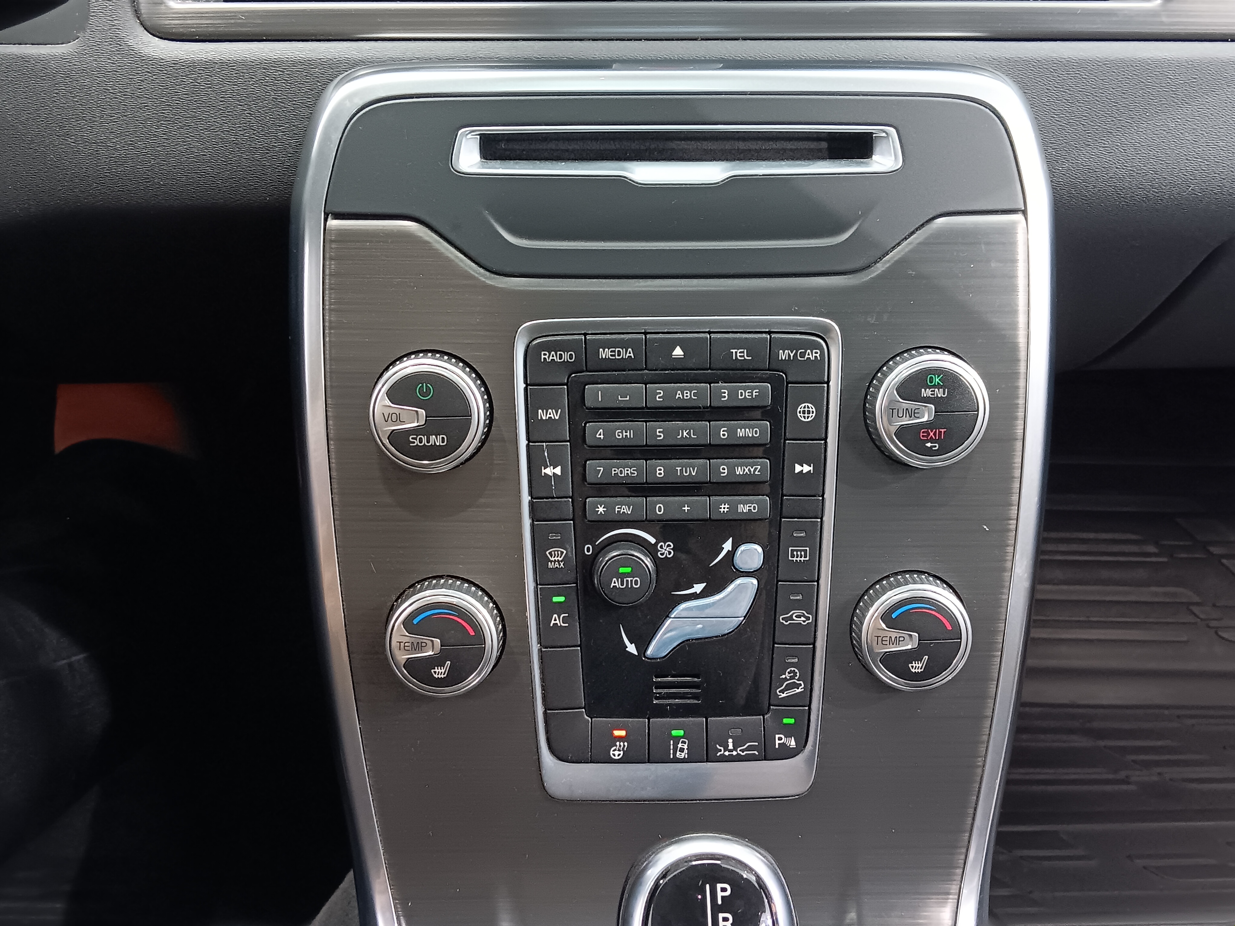 VOLVO XC70 2015