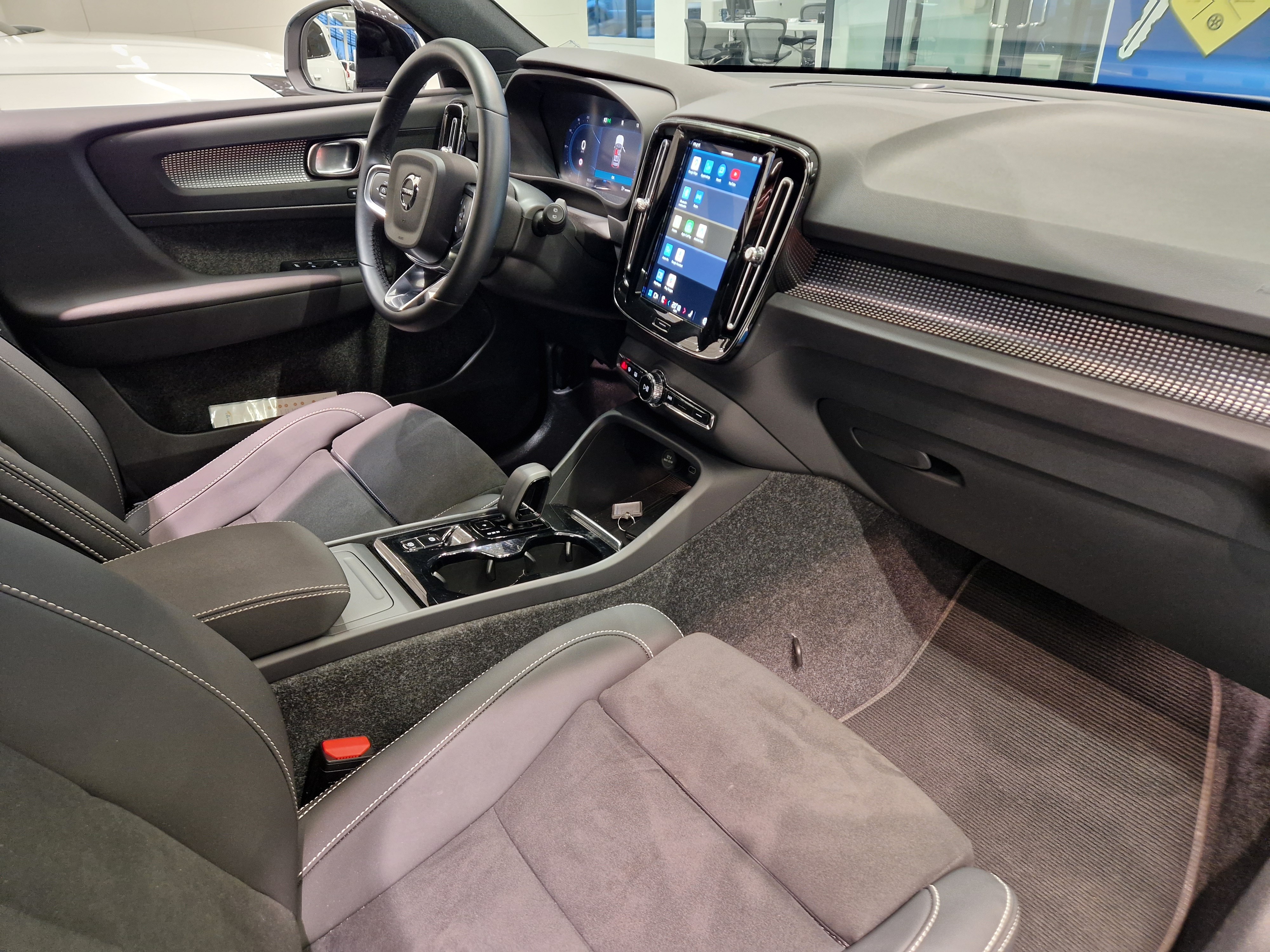 VOLVO XC40 2025