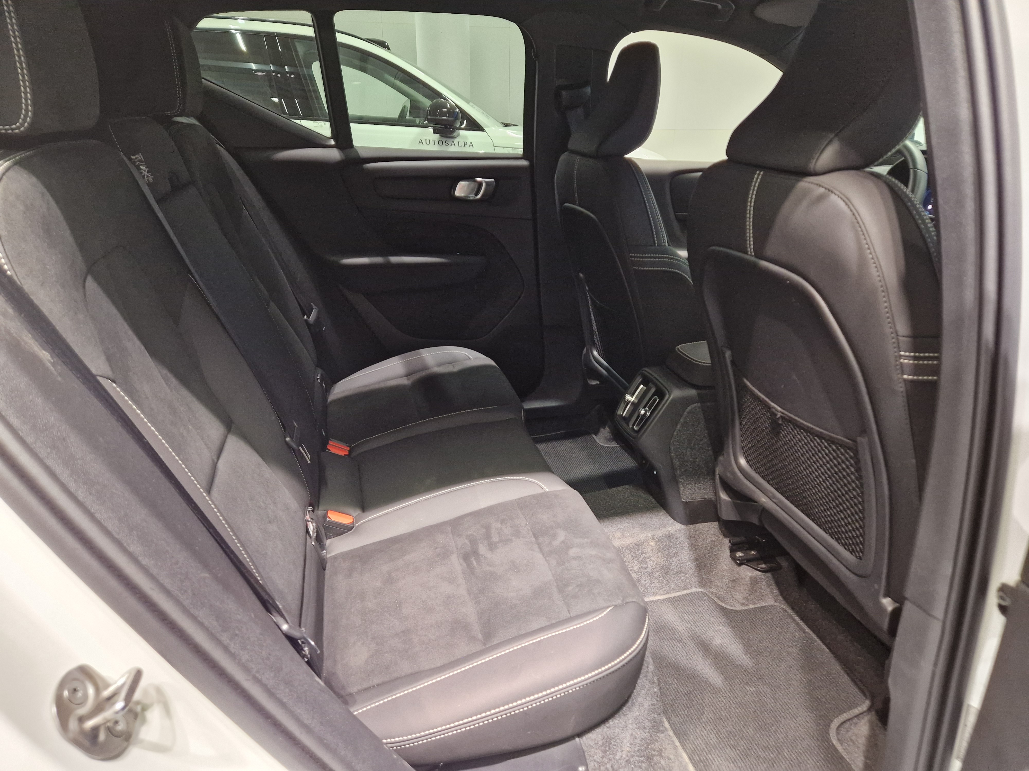 VOLVO XC40 2025