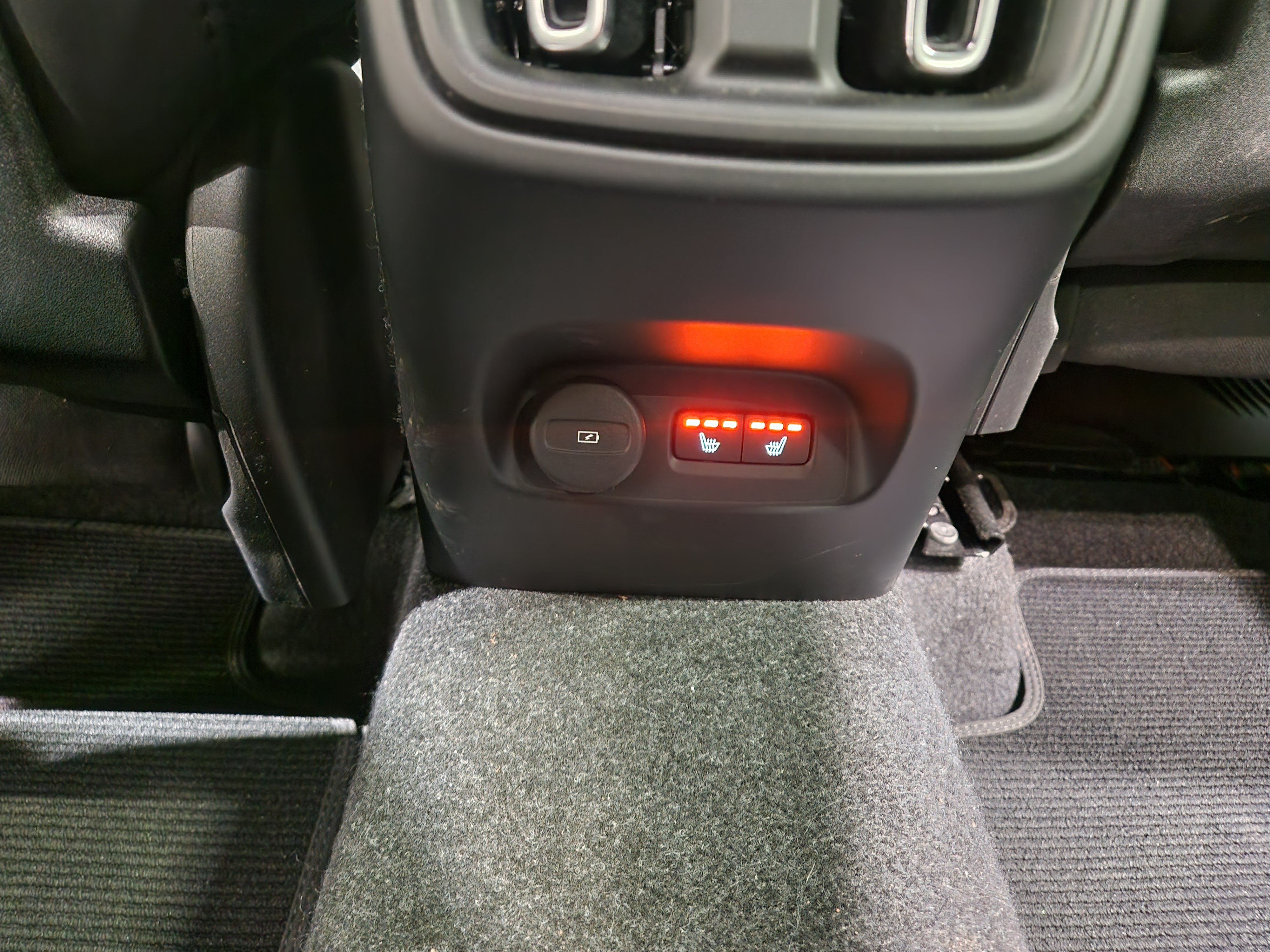 VOLVO XC40 2025